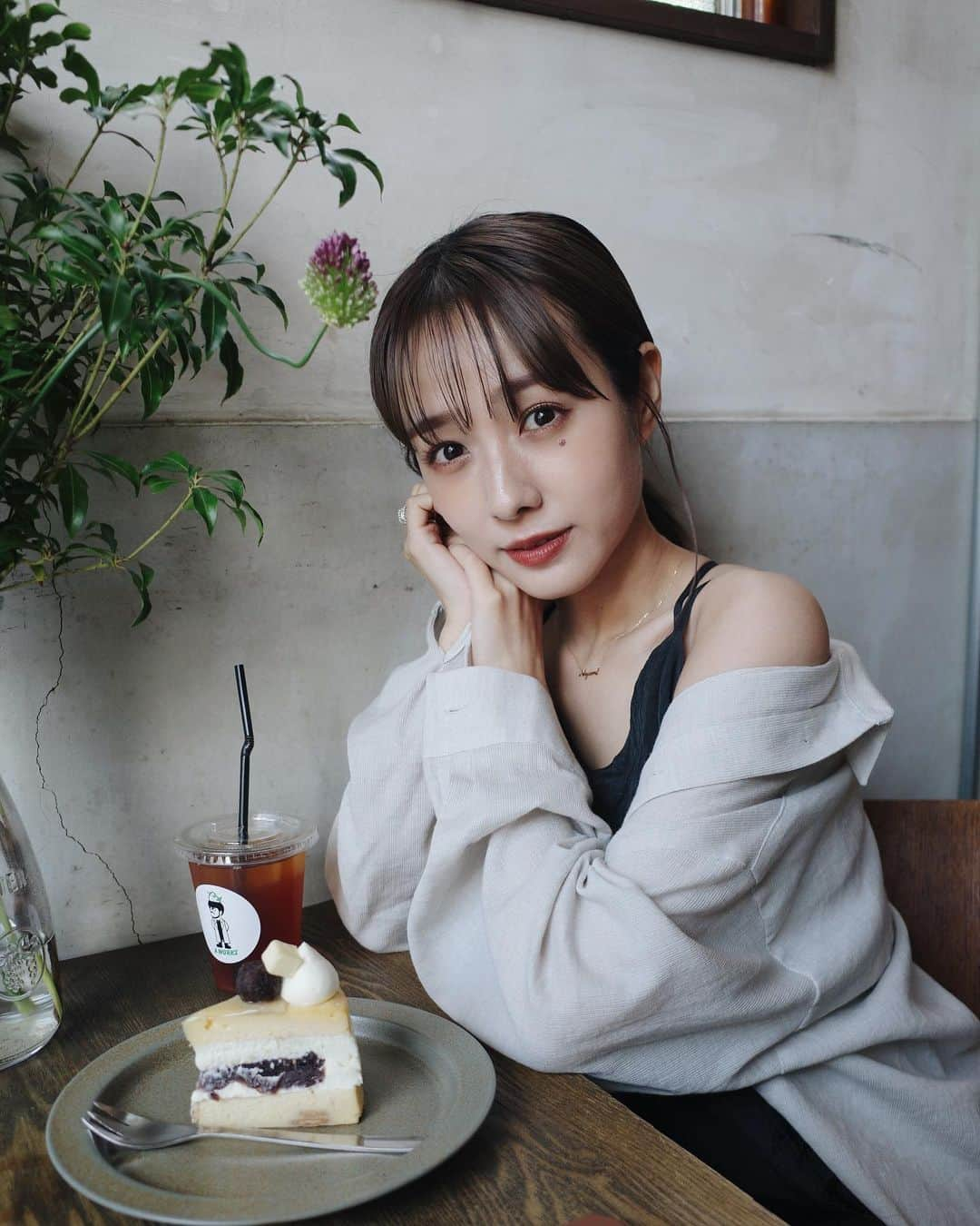 前田希美（まえのん）さんのインスタグラム写真 - (前田希美（まえのん）Instagram)「ずーっと行ってみたかった 2時間行列ができるチーズケーキ🧀屋さん  大人気すぎて、7月12日から ミニストップとのコラボスイーツが 発売されるみたいでとっても楽しみです。  「いぬぬバスクチーズケーキ」も 可愛すぎるし、差し入れとかにも 絶対喜んで貰えるし、 今度また遊びに行こうっと🐶  のんがいただいたのは あんバターのチーズケーキ🧀  好きな味すぎて、 ほっぺたがとろけました~  @gakudai.aworks ♡  #aworks #のんカフェ巡り  #cafe #tokyocafe」7月7日 18時31分 - maeda_nozomi