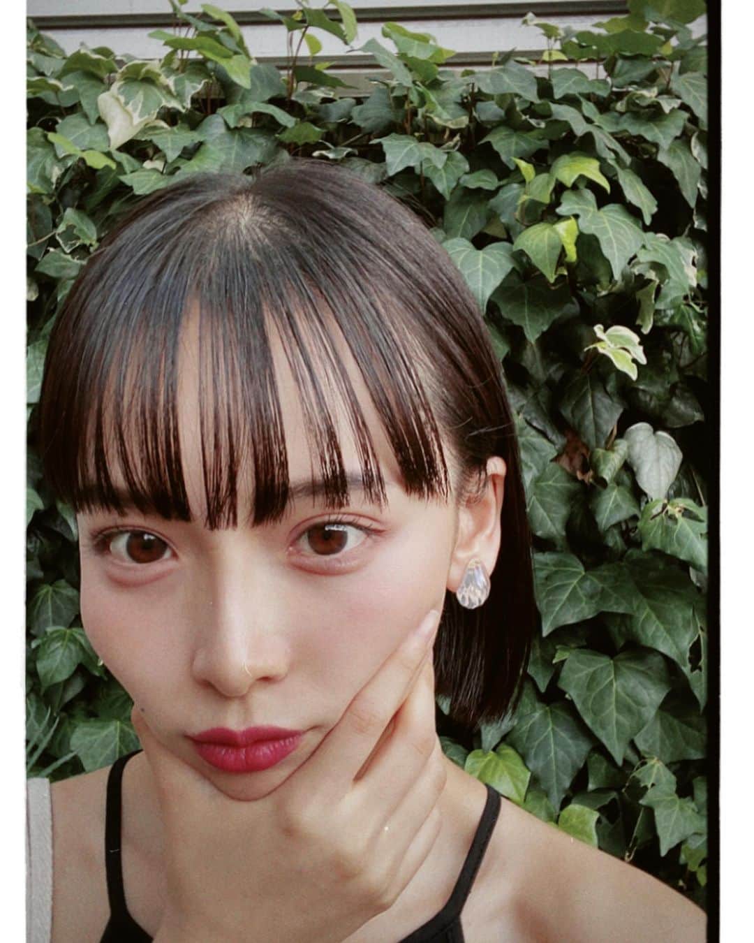 華村あすかさんのインスタグラム写真 - (華村あすかInstagram)「ヽ(~-~ )ﾉ  また少し髪伸びた 短く切ってから髪伸びるの早く感じる (そりゃそうか)」7月7日 18時41分 - hanamura_asuka