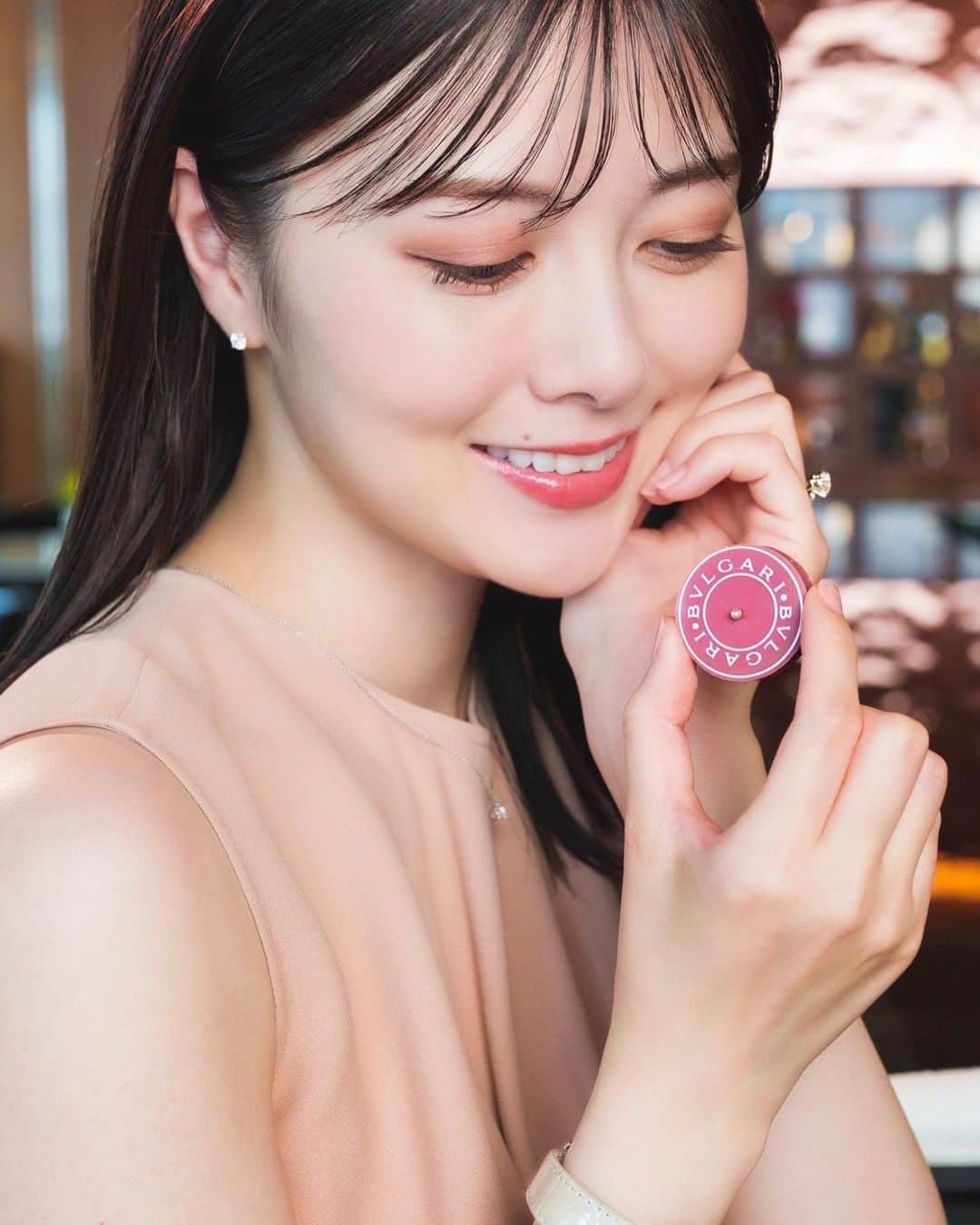 白石麻衣さんのインスタグラム写真 - (白石麻衣Instagram)「BVLGARI GINZAにて開催中の 「デザイン ユア ラブ」にお邪魔させていただきました！  とても素敵な空間で、 「ローマ アモール」コレクションは 優しく温かく包み込んでくれるジュエリーでした💍🤍  @bulgari #Bulgari #BulgariBridal #RomaAmor #ブルガリブライダル」7月7日 20時22分 - m.shiraishi.official
