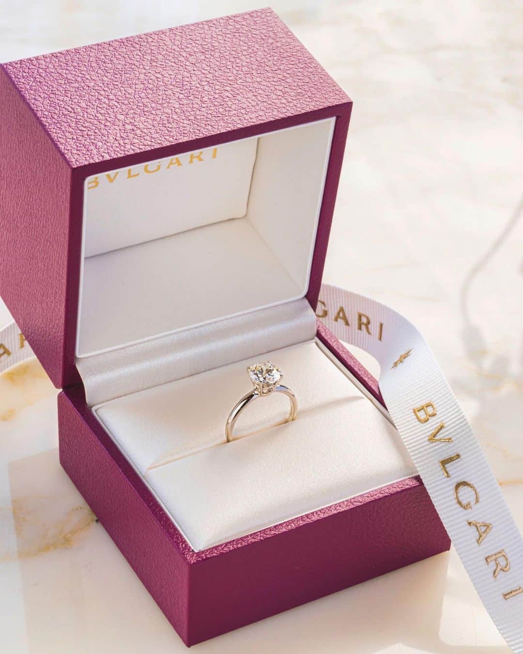 白石麻衣さんのインスタグラム写真 - (白石麻衣Instagram)「BVLGARI GINZAにて開催中の 「デザイン ユア ラブ」にお邪魔させていただきました！  とても素敵な空間で、 「ローマ アモール」コレクションは 優しく温かく包み込んでくれるジュエリーでした💍🤍  @bulgari #Bulgari #BulgariBridal #RomaAmor #ブルガリブライダル」7月7日 20時22分 - m.shiraishi.official