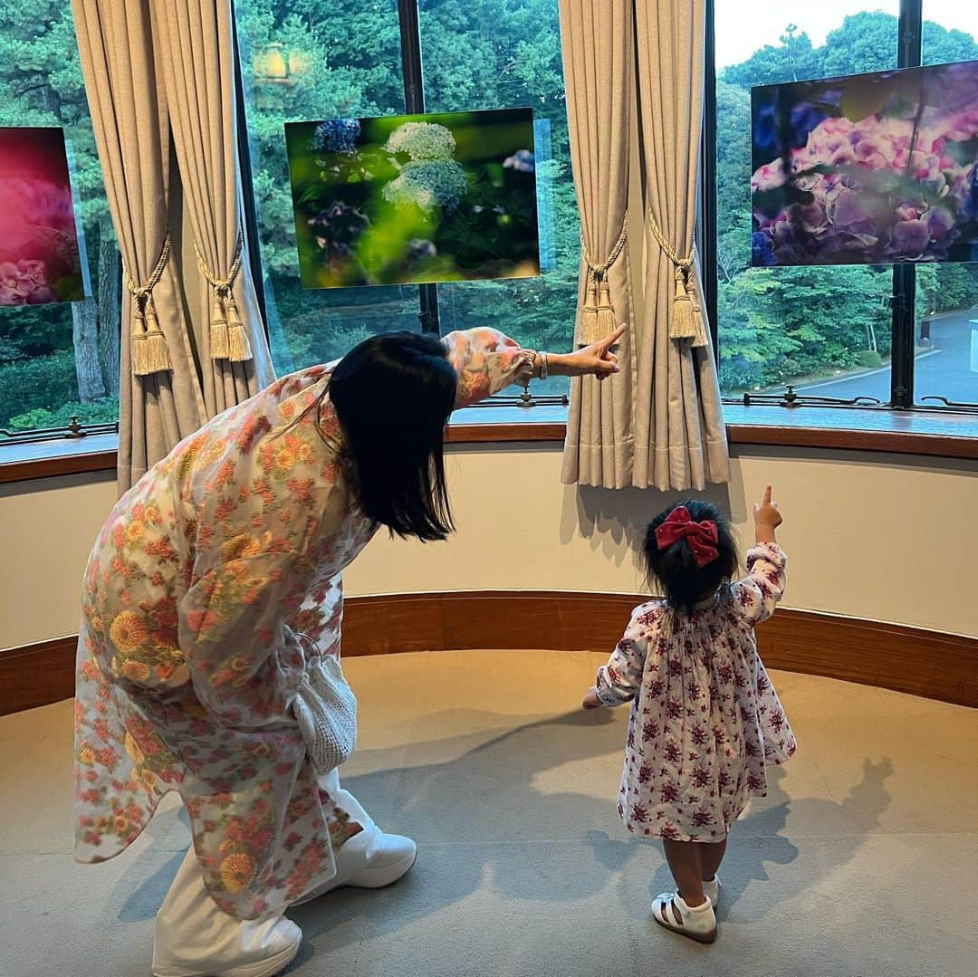 福王寺彩野さんのインスタグラム写真 - (福王寺彩野Instagram)「庭園美術館で行われている、大好きで尊敬する写真家蜷川実花さんの展覧会“花、瞬く光”プライベートビューイングへ家族で伺わせていただきました🌸  実花さんの新しい世界観、やわらかな光の光彩色がおりなす四季折々のお花たちの美しさに圧倒されました…🥹✨✨  最近いろいろ嫌なことが続いてしまって気持ちが凹み、今日は珍しく全身黒を選んだ私でしたが、実花さんの世界観に深く癒されました🥲🙏 作品たちを見て、娘も指をさして目をキラキラさせていたし、息子はとても集中して観ていて、インスタレーションのお部屋では大興奮‼（動画参照）️💓 最後、ミュージアムショップでは、これください！と自ら選んだ缶バッジを持ってレジへ。笑 カバンにつけるんだそうです☺️💖 会場には連れて行けないけど、入院中のおばあちゃんにも見せてあげたいなぁと図録も購入しました。  はぁ、素敵だったなぁ。。。 この展覧会は9/4まで開催されているそうなので、皆様是非足を運んでみてください💕 実花さんありがとうございました💗  #蜷川実花 #個展 #写真展 #庭園美術館 #花瞬く光 #光彩色 #mikaninagawa @ninagawamika」7月7日 20時53分 - ayano_fukuoji