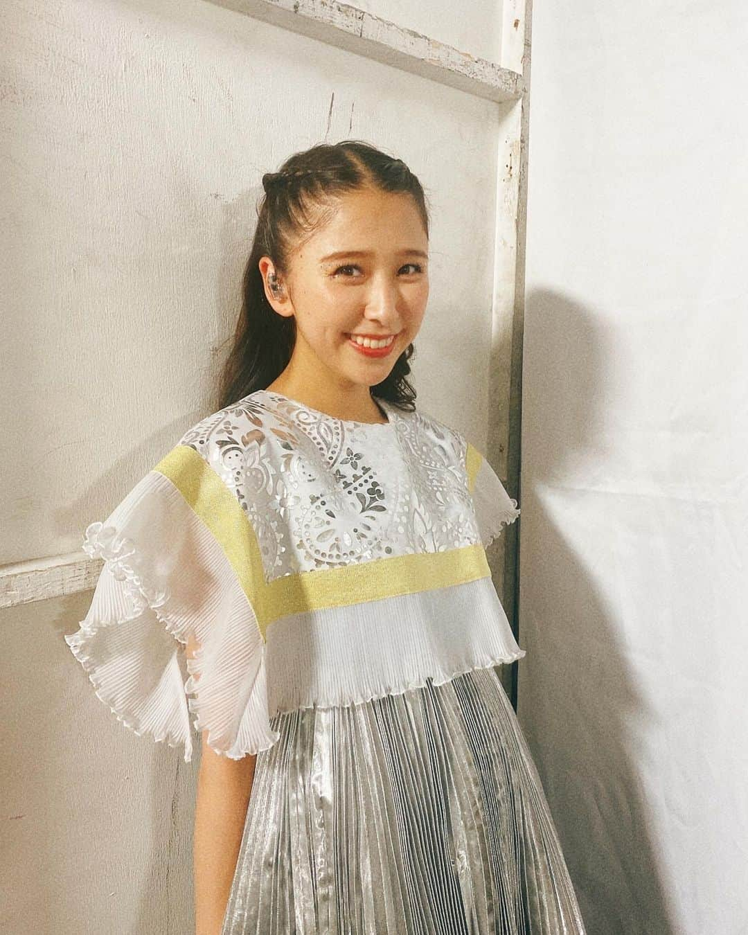 玉井詩織さんのインスタグラム写真 - (玉井詩織Instagram)「祝典ツアーの思い出✨ メイクさんがたくさん写真撮ってくれた☺️ 1.2枚目は本番直前！1分前くらい！笑  3枚目は余裕そうに見えるけど着替えのタイミングで急いでパシャリ😌  今日は七夕だね🎋 みんなの願いが叶いますよーに…！  #祝典#七夕」7月7日 22時06分 - shioritamai_official