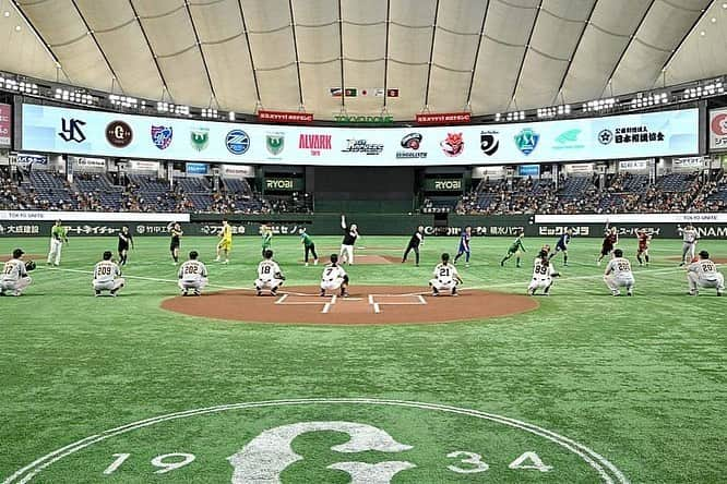 読売巨人軍さんのインスタグラム写真 - (読売巨人軍Instagram)「#不屈 東京 をホームタウンとする14のスポーツチーム・団体が協力しあい、新たな価値を生み出すプロジェクト「#TOKYOUNITE」が発足しました🗼 相互マーケティング、共同でのグッズ開発、社会問題に向き合って発信やアクションを起こしていきます✨ #岡本和真 ら14チームの選手らが各自のユニホーム姿でマウンド前に横に並び、いっせいに始球式を行いました⚾ #巨人 #giants #ジャイアンツ #読売ジャイアンツ #野球 #プロ野球 #東京 #tokyo」7月7日 22時27分 - yomiuri.giants