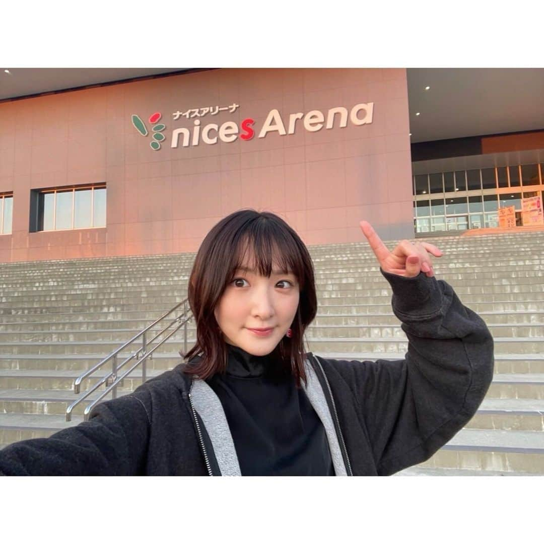 生駒里奈さんのインスタグラム写真 - (生駒里奈Instagram)「. 七夕の今日は ディズニー・オン・アイス2022を観に行きました！  生駒の地元、秋田県由利本荘市での開催！ 日本での開催は3年ぶり！  なんと、その点灯式に参加させて頂きました！  久しぶりに本荘に帰れましたし、 何よりナイスアリーナでディズニーのキャラクター達が素敵なショーを魅せてくれたのが本当に嬉しかったです(*´꒳`*)！！！  今日観に行った由利本荘市民の方どれくらいいたかな？ 秋田の皆さんも来た方いたかな？ 県外からもいらっしゃったかしら？  ミッキーが、 由利本荘市の皆さん〜って言ってくれたのが めちゃくちゃ嬉しかったな〜(*´꒳`*)  「ひさしぶりのディズニー・オン・アイスはこんなにすごい。3年ぶりの、夢と魔法を。」 の番組でご一緒したあいにゃんさんと吉川友真さんにもお会い出来ました★★  地元の新しい面も見れたし、 ディズニーの素晴らしさを体感出来た、 ワクワクとドキドキな満ちた 魔法の様な時間でした(*´꒳`*)！！  #ディズニーオンアイス #生駒里奈 #あいにゃん #吉川友真 #秋田県 #由利本荘市」7月7日 23時12分 - ikomarina_1229