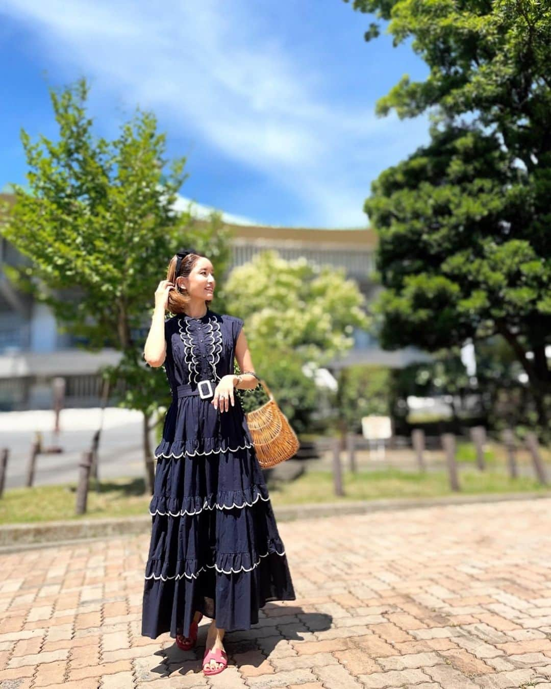 KAORI.OMURA 大村香織さんのインスタグラム写真 - (KAORI.OMURA 大村香織Instagram)「天気が良すぎて空が綺麗✨ 質問頂いていた👗 @_estella.k_  ・ ホワイトと凄く悩んだんだけどネイビーにしました☺︎ ・ 襟が詰まっているデザインが好きです☺︎そんな日は大体カチューシャを合わせたくなる☺︎ ・　 dress... @_estella.k_  bag... @tsurubymarikooikawa  shoes... @hermes  Headdress... @jenoart   #コーデ #40代コーデ #40代ファッション #大人可愛い #大人可愛いコーデ #159cmコーデ #159cm #ボブヘアー #カチューシャヘア #かごバッグ #エステラケー #ツルバイマリコオイカワ #hermes #オラン#dsess#ワンピースコーデ #jenniferouellette#イエベ#武道館」7月8日 6時47分 - kaori.omura