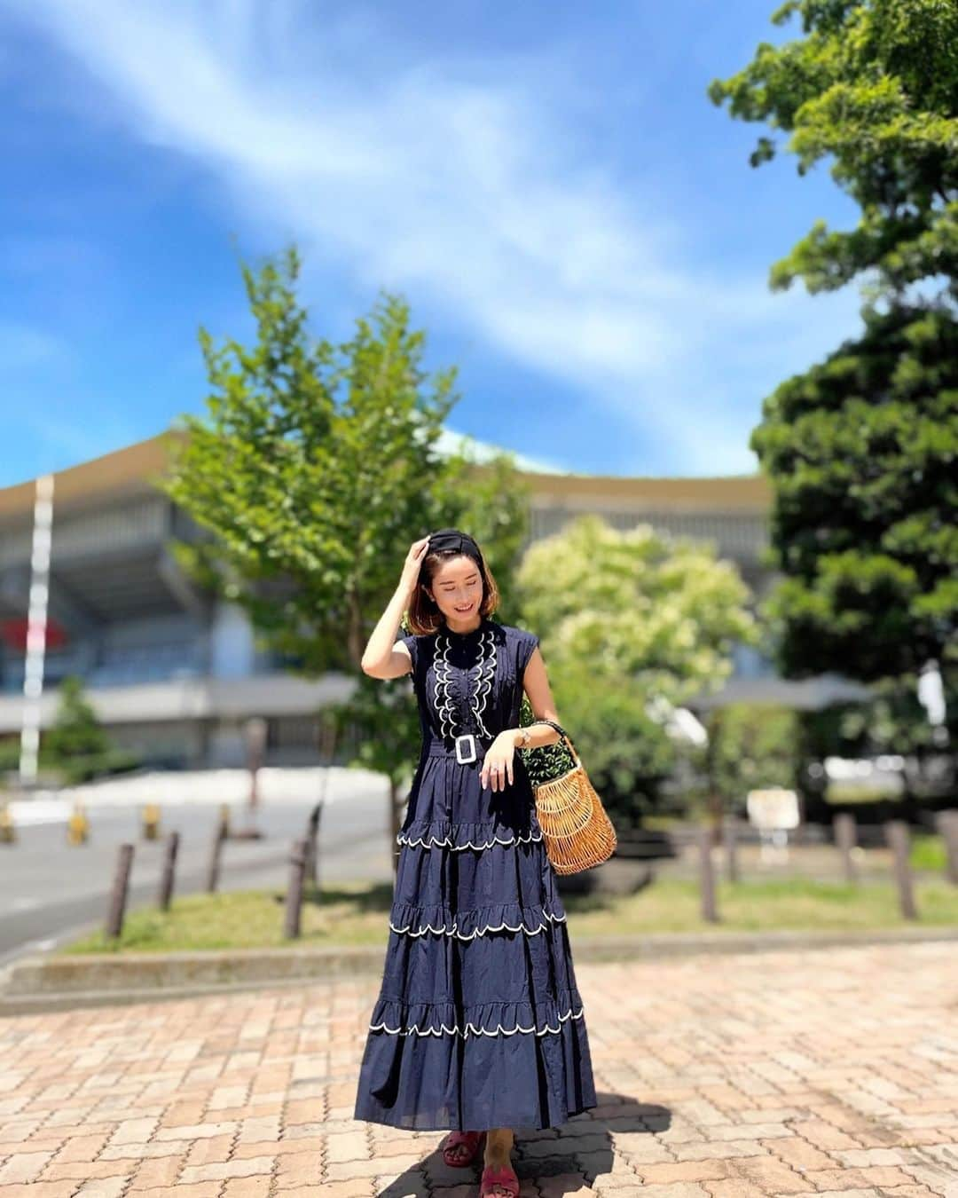 KAORI.OMURA 大村香織さんのインスタグラム写真 - (KAORI.OMURA 大村香織Instagram)「天気が良すぎて空が綺麗✨ 質問頂いていた👗 @_estella.k_  ・ ホワイトと凄く悩んだんだけどネイビーにしました☺︎ ・ 襟が詰まっているデザインが好きです☺︎そんな日は大体カチューシャを合わせたくなる☺︎ ・　 dress... @_estella.k_  bag... @tsurubymarikooikawa  shoes... @hermes  Headdress... @jenoart   #コーデ #40代コーデ #40代ファッション #大人可愛い #大人可愛いコーデ #159cmコーデ #159cm #ボブヘアー #カチューシャヘア #かごバッグ #エステラケー #ツルバイマリコオイカワ #hermes #オラン#dsess#ワンピースコーデ #jenniferouellette#イエベ#武道館」7月8日 6時47分 - kaori.omura