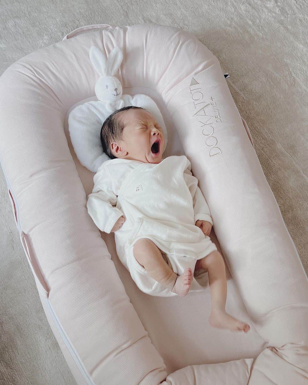 翁安芸さんのインスタグラム写真 - (翁安芸Instagram)「大きなあくび🥱🤍🤍🤍  #sleepybaby #newborn #dockatot #bonpoint #ボンポワン #新生児 #おねむ」7月8日 7時24分 - akinyc