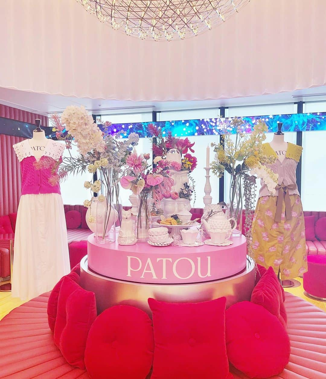 アンミカさんのインスタグラム写真 - (アンミカInstagram)「@wosakahotel  x @patou のAfternoon Teaへ☕️🍰  手術前に行っておいて良かったシリーズ❣️  @iza_official の @tanakataki さんと @yuyanara さんとWHotel大阪にて、心弾む素敵な時間を過ごしましたよ😍  Wホテル大阪のフロントが @patou 色に染まり、アフタヌーンティーはPATOU のBAGを模したスイーツやスコーン。サンドイッチなど、とてもおしゃれで食べるのがもったいないかった❣️  そしてどれも最高に美味💕 開催期間は7月1日から9月30日まで❣️  #patou @patou @wosakahotel @iza_official」7月8日 9時38分 - ahnmikaofficial