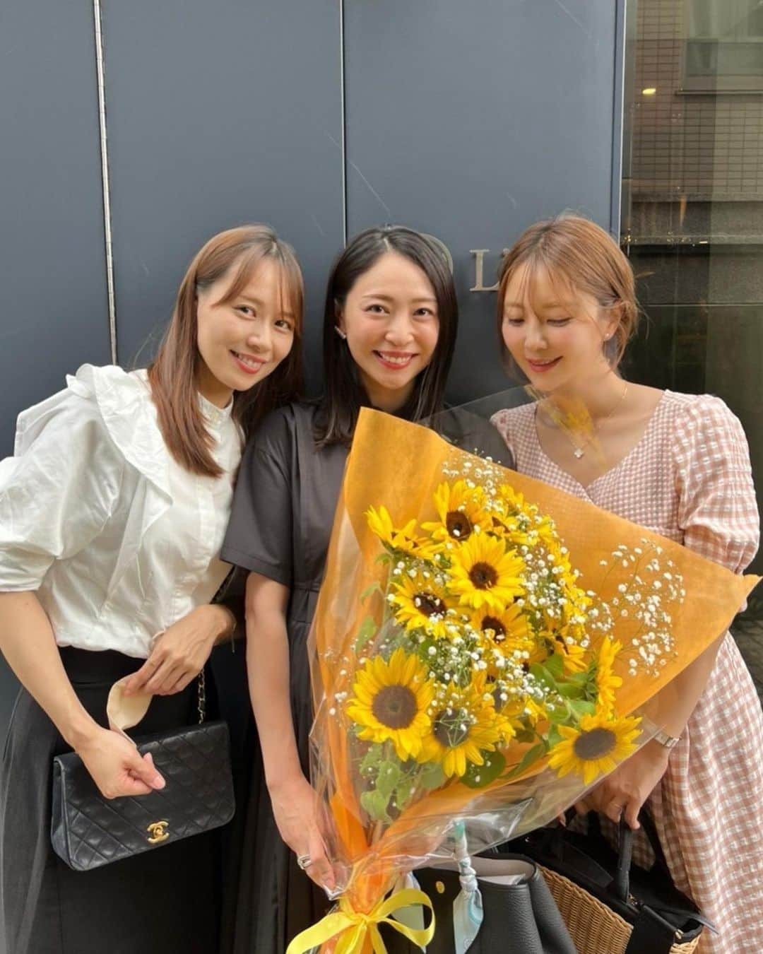 磯部奈央さんのインスタグラム写真 - (磯部奈央Instagram)「ありがとう🌻  えりなちゃんときよぴーとランチしたとき、大きなヒマワリの花束と一緒に、「出産頑張ってね」のプレートを出してくれました🥹💕  大きな花束に、娘も興奮してました😄  いつもありがとう〜🤍 がんばれそう😍💪🏻  #welcomebaby #ありがとう #マタニティライフ #第二子妊娠中」7月8日 16時03分 - nao_isobe729