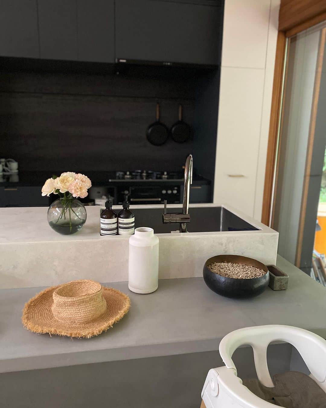 酒井景都さんのインスタグラム写真 - (酒井景都Instagram)「自炊環境は落ち着いてきた。毎晩ここで何か作っています。キッチンと、キッチンからの景色と。  🧷タグ付けしました🤍  #酒井景都の家づくり  #インテリア #キッチン #花のある暮らし  #kitchen  @katiiesakai」7月8日 17時58分 - katiiesakai