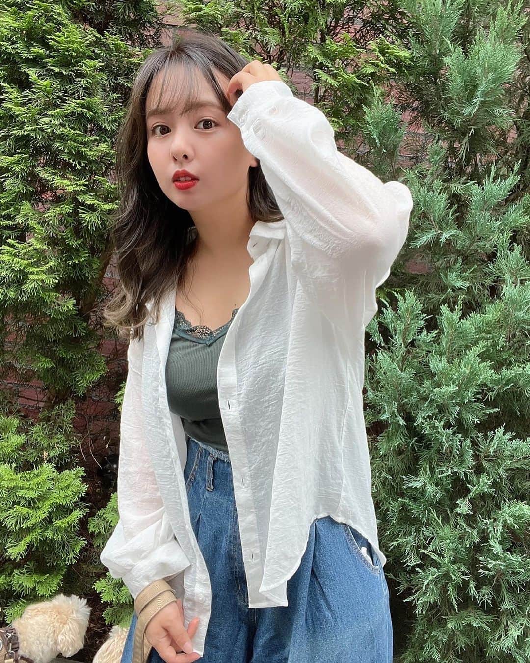 山田菜々さんのインスタグラム写真 - (山田菜々Instagram)「外は暑いのに室内は寒いし日焼け防止にもよくって何枚あってもいいシアーシャツ🫶 独特のシボ感がある生地で触り心地がとてもよいです〜☺️💕 ホワイトのMサイズにしました✨  #クラシカルエルフ #classicalelf #エルフコーデ #タイアップ #uniqlo #gu #zara #ユニクロ #ジーユー #ザラ #シアー #シアーシャツ #シアーシャツコーデ #シアートップス #夏服 #夏コーデ #今日の服」7月8日 20時58分 - tannana.yamada