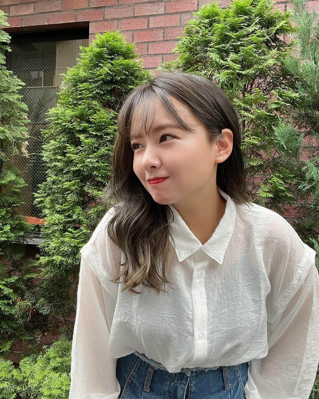 山田菜々さんのインスタグラム写真 - (山田菜々Instagram)「外は暑いのに室内は寒いし日焼け防止にもよくって何枚あってもいいシアーシャツ🫶 独特のシボ感がある生地で触り心地がとてもよいです〜☺️💕 ホワイトのMサイズにしました✨  #クラシカルエルフ #classicalelf #エルフコーデ #タイアップ #uniqlo #gu #zara #ユニクロ #ジーユー #ザラ #シアー #シアーシャツ #シアーシャツコーデ #シアートップス #夏服 #夏コーデ #今日の服」7月8日 20時58分 - tannana.yamada