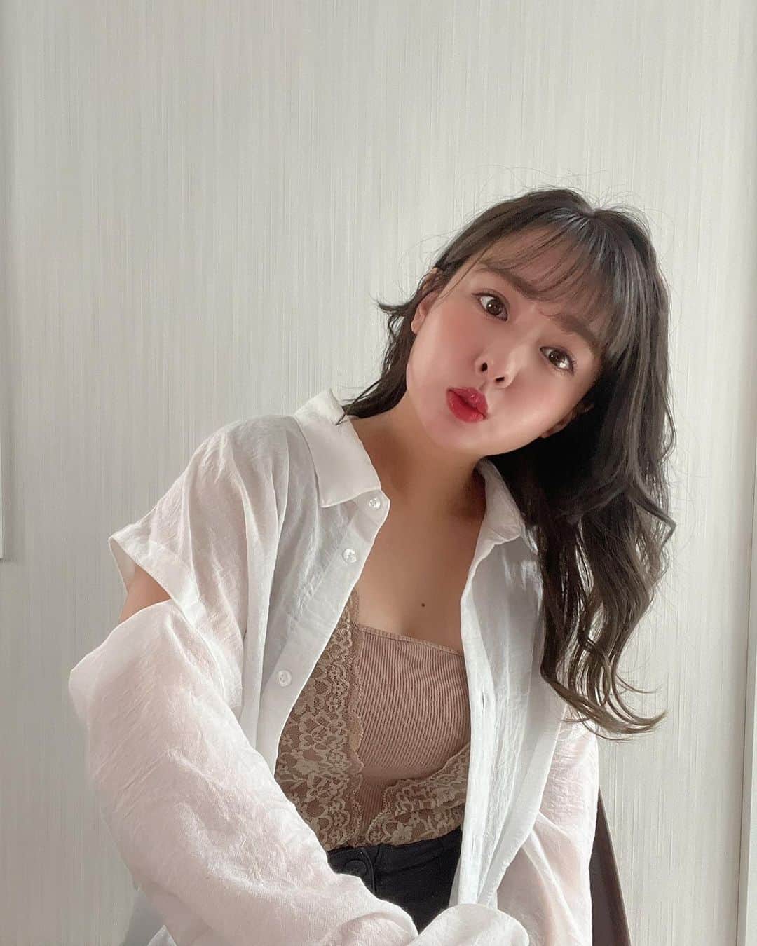 山田菜々さんのインスタグラム写真 - (山田菜々Instagram)「外は暑いのに室内は寒いし日焼け防止にもよくって何枚あってもいいシアーシャツ🫶 独特のシボ感がある生地で触り心地がとてもよいです〜☺️💕 ホワイトのMサイズにしました✨  #クラシカルエルフ #classicalelf #エルフコーデ #タイアップ #uniqlo #gu #zara #ユニクロ #ジーユー #ザラ #シアー #シアーシャツ #シアーシャツコーデ #シアートップス #夏服 #夏コーデ #今日の服」7月8日 20時58分 - tannana.yamada