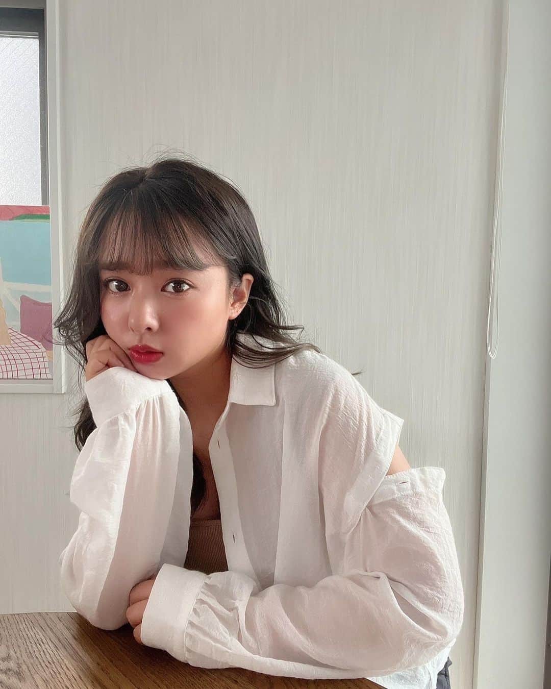 山田菜々さんのインスタグラム写真 - (山田菜々Instagram)「外は暑いのに室内は寒いし日焼け防止にもよくって何枚あってもいいシアーシャツ🫶 独特のシボ感がある生地で触り心地がとてもよいです〜☺️💕 ホワイトのMサイズにしました✨  #クラシカルエルフ #classicalelf #エルフコーデ #タイアップ #uniqlo #gu #zara #ユニクロ #ジーユー #ザラ #シアー #シアーシャツ #シアーシャツコーデ #シアートップス #夏服 #夏コーデ #今日の服」7月8日 20時58分 - tannana.yamada