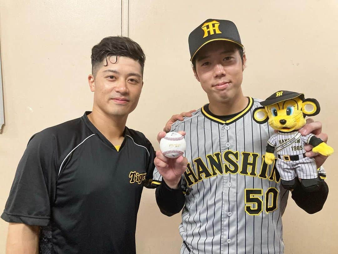 阪神タイガースさんのインスタグラム写真 - (阪神タイガースInstagram)「今日のヒーローは見事な完封勝利で9勝目をあげた青柳選手です！坂本選手とのバッテリーでも📸 #今日のヒーロー  #青柳晃洋 選手 #9勝目 #完封勝利  #坂本誠志郎 選手 #同期入団 #同級生 #バッテリー  #阪神タイガース  #イチにカケル！」7月8日 21時12分 - hanshintigers_official