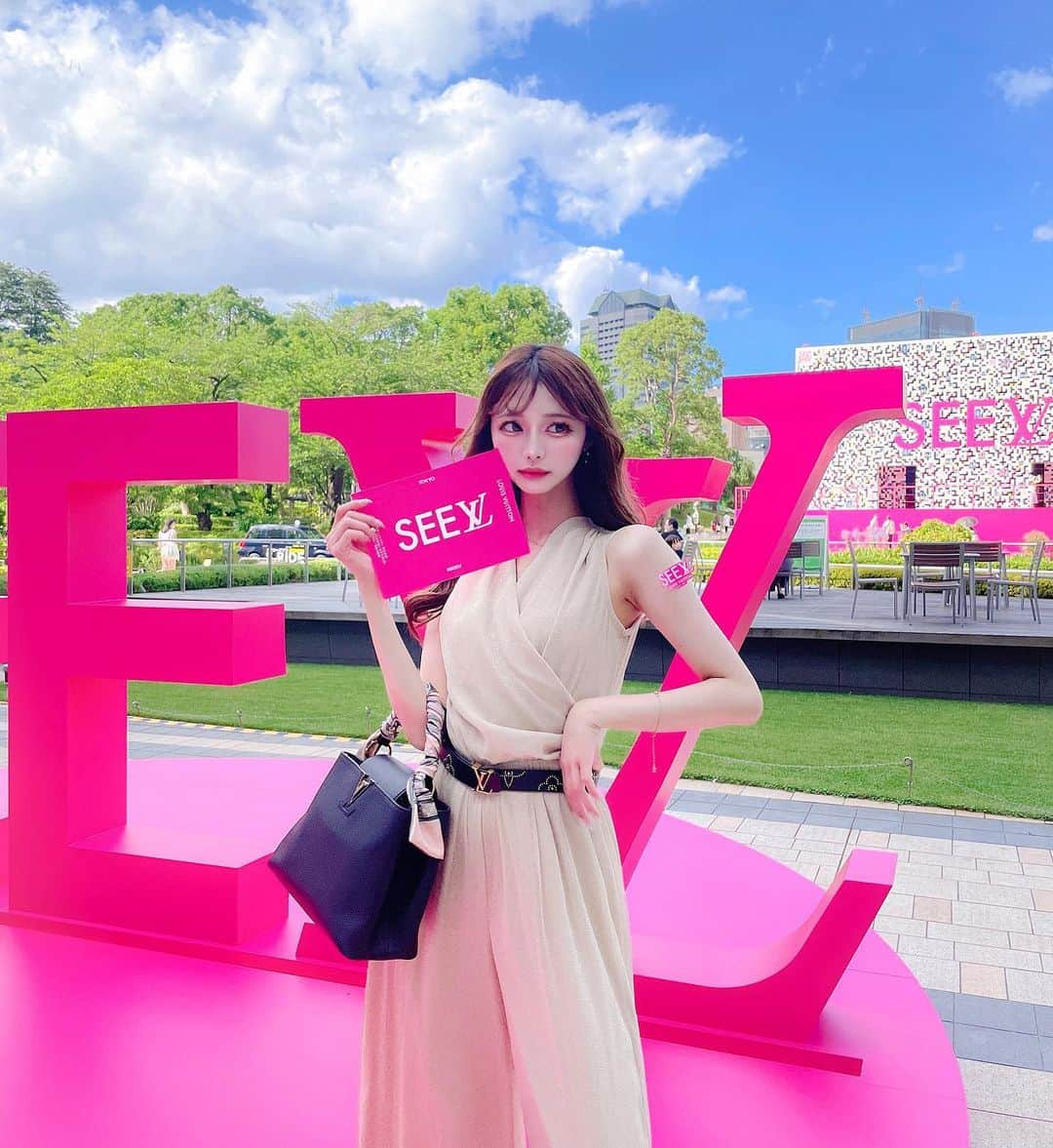 あやちゃんさんのインスタグラム写真 - (あやちゃんInstagram)「SEE LV展💗👜  ビビットピンクが可愛すぎる🥺 ステッカー可愛い🎟💕  東京ミッドタウンにて 7/8(金)〜8/21(日)まで開催👗🧡  #seelv #seelv展 #カプシーヌ  #ルイヴィトンバッグ #ルイヴィトン新作 #ルイヴィトンベルト #六本木ミッドタウン #六本木カフェ #ミッドタウン六本木 #カプシーヌmm #大人コーデ #きれいめコーデ」7月8日 21時30分 - aya.you.love.r