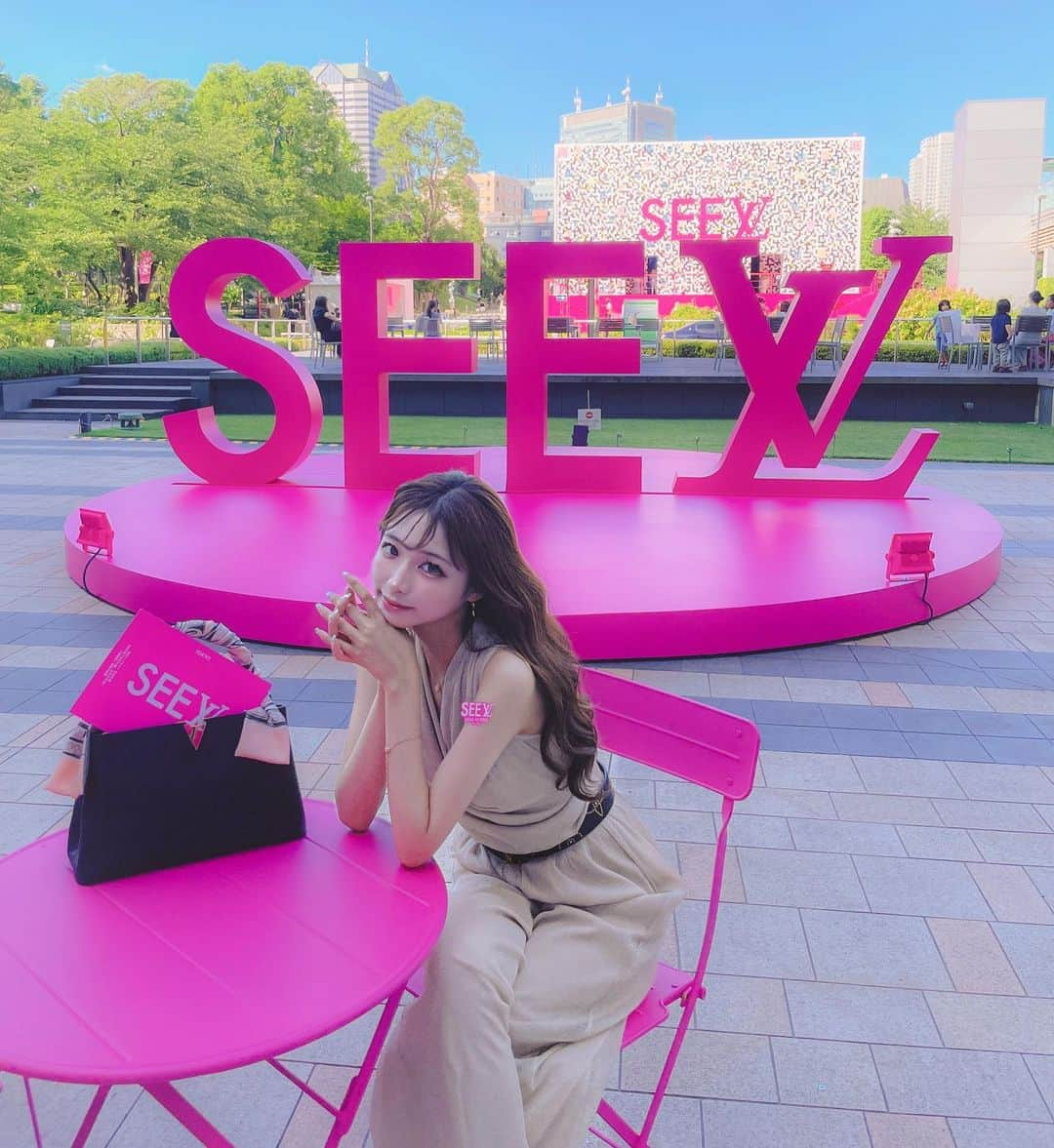 あやちゃんさんのインスタグラム写真 - (あやちゃんInstagram)「SEE LV展💗👜  ビビットピンクが可愛すぎる🥺 ステッカー可愛い🎟💕  東京ミッドタウンにて 7/8(金)〜8/21(日)まで開催👗🧡  #seelv #seelv展 #カプシーヌ  #ルイヴィトンバッグ #ルイヴィトン新作 #ルイヴィトンベルト #六本木ミッドタウン #六本木カフェ #ミッドタウン六本木 #カプシーヌmm #大人コーデ #きれいめコーデ」7月8日 21時30分 - aya.you.love.r