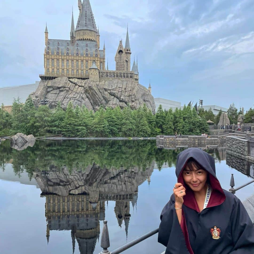 田中律子さんのインスタグラム写真 - (田中律子Instagram)「久しぶりのUSJ🤩 @universal_studios_japan   スーパーニンテンドーワールドがもー楽しかったー🍄私はキノピオのハットかぶって、キノピオと写真撮れてテンションMAX🤩  マリオカートがもう、完全にゲームの世界に入ってレースするから楽しすぎて、コイン取りまくりました✨143個ゲット❗️またやりたいなー🤩次は200個オーバー目指すぞ✨光るスターのポップコーンも買えたし大満足⭐️  『WE ARE MARIO❤️』  4枚目の写真は、ハリーポッターのホグワーツ城が湖に映ってホントキレイ✨マントも着て気分はハリーポッター🤩🪄  5枚目の写真、お土産もこんなに買ってしまった🤣🤣🤣  こんな最幸な撮影で、楽しすぎました😂また放送はお知らせします❤️  最後の写真はオマケ⭐️1991年キリンレモンのCMで私がマリオに変身したやつ🤣  ワンピース👗　@pasand_by_nequittezpas   #ユニバーサルスタジオジャパン  #usj  #スーパーニンテンドーワールド  #マリオカート  #キノピオ  #wearemario  #ハリーポッター  #撮影 #最高楽しかった #usjのみなさま #ありがとうございました #pasandbynequittezpas」7月9日 11時49分 - ri2kotanaka