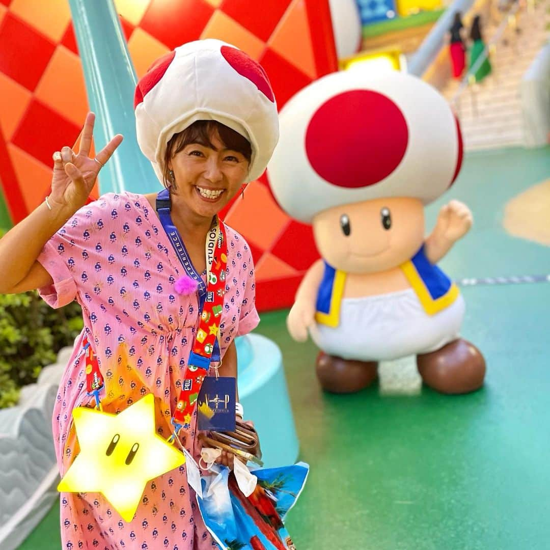 田中律子さんのインスタグラム写真 - (田中律子Instagram)「久しぶりのUSJ🤩 @universal_studios_japan   スーパーニンテンドーワールドがもー楽しかったー🍄私はキノピオのハットかぶって、キノピオと写真撮れてテンションMAX🤩  マリオカートがもう、完全にゲームの世界に入ってレースするから楽しすぎて、コイン取りまくりました✨143個ゲット❗️またやりたいなー🤩次は200個オーバー目指すぞ✨光るスターのポップコーンも買えたし大満足⭐️  『WE ARE MARIO❤️』  4枚目の写真は、ハリーポッターのホグワーツ城が湖に映ってホントキレイ✨マントも着て気分はハリーポッター🤩🪄  5枚目の写真、お土産もこんなに買ってしまった🤣🤣🤣  こんな最幸な撮影で、楽しすぎました😂また放送はお知らせします❤️  最後の写真はオマケ⭐️1991年キリンレモンのCMで私がマリオに変身したやつ🤣  ワンピース👗　@pasand_by_nequittezpas   #ユニバーサルスタジオジャパン  #usj  #スーパーニンテンドーワールド  #マリオカート  #キノピオ  #wearemario  #ハリーポッター  #撮影 #最高楽しかった #usjのみなさま #ありがとうございました #pasandbynequittezpas」7月9日 11時49分 - ri2kotanaka