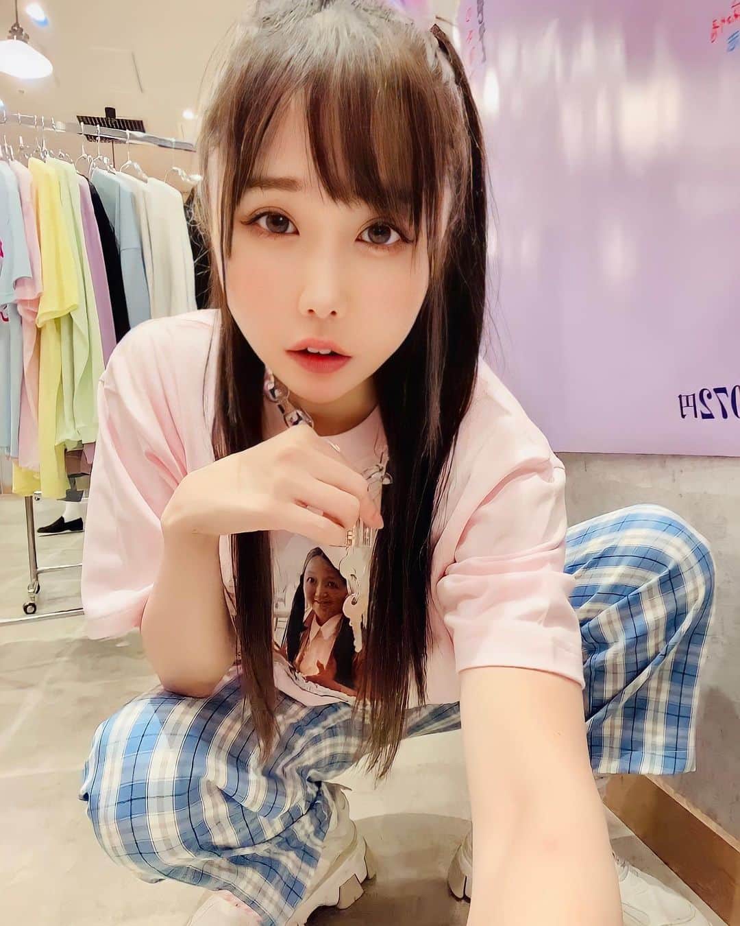 稲森美優さんのインスタグラム写真 - (稲森美優Instagram)「お洋服、 愛理たんTシャツに ギンガムチェックパンツ🩳 かわちいだねえ！ #soxsocks #愛理たん #anime #コスプレ #グラビア #sexy #gravure #サブカル #adult #cosplayer #subculture #かわいい #ファッション #インテリア #幸せ #笑顔 #カジュアル #キッチン #ライフスタイル #tシャツ #女性 #セクシー」7月9日 12時45分 - miyuuinamori