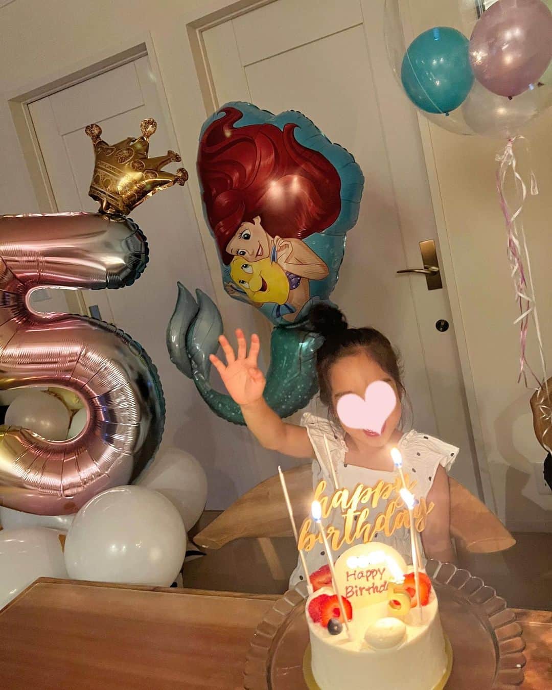 林香里さんのインスタグラム写真 - (林香里Instagram)「Happy 5th birthday- ̗̀ 🎂 ̖́-  今年も娘のリクエスト通りアリエルの飾り付けに𓇼𓈒𓐍𓆡𓇼𓈒𓐍 夜な夜な風船膨らませて飾り付けした甲斐ある 想像以上のリアクションでしたw🤣  天真爛漫で、いつもパワフル全力で 何事も思いっきり楽しんでる☺︎ そんな前向きさに、いつも救われてる☺️ これからも、そのまま真っ直ぐゆっくり 大きくなってね♡♡♡  #birthday#5歳誕生日#お誕生日」7月9日 15時57分 - kaori_hayashi1203
