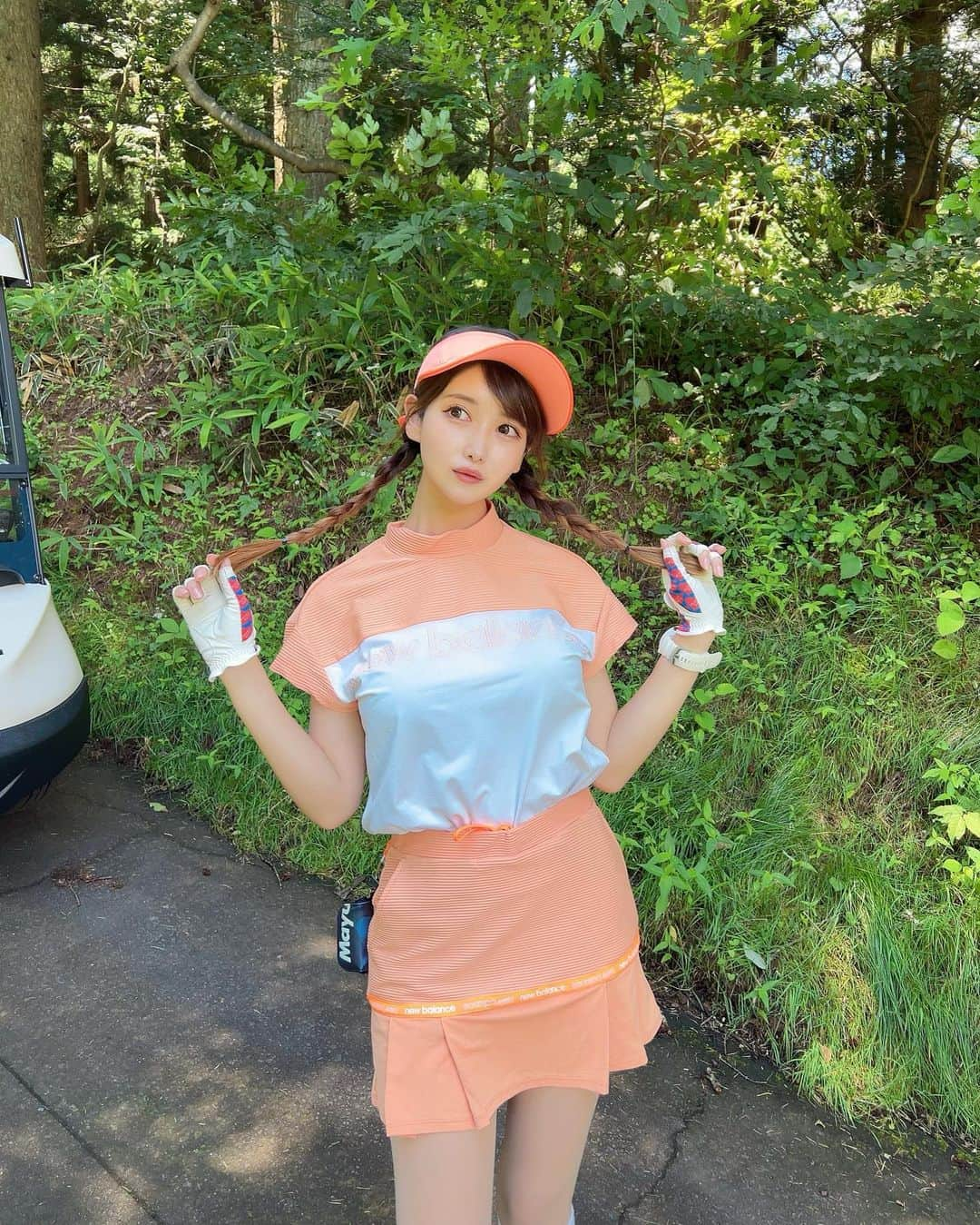 MAYUさんのインスタグラム写真 - (MAYUInstagram)「. オレンジコーデ🍊🧡 . ビタミンカラーでかわいい〜！ 暑くてもテンションあがる🍊✨ @newbalancegolf_japan  バイザーは後ろにリボンがついててかわいいの🎀 . 最近レギュラーからまわってるけど、楽しい⛳️😆🧡 . . #ゴルフ女子#ゴルフ#ゴルフウェア#ゴルフコーデ#ゴルフファッション#ニューバランス#ニューバランスゴルフ#軽井沢#golf#golfwear#golfclub#golfcourse#golflife#golfer#golfgirl#newbalance#newbalancegolf#japan#karuizawa#japanesegirl」7月9日 17時09分 - mayu.kina_golf