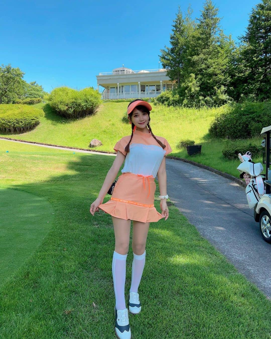 MAYUさんのインスタグラム写真 - (MAYUInstagram)「. オレンジコーデ🍊🧡 . ビタミンカラーでかわいい〜！ 暑くてもテンションあがる🍊✨ @newbalancegolf_japan  バイザーは後ろにリボンがついててかわいいの🎀 . 最近レギュラーからまわってるけど、楽しい⛳️😆🧡 . . #ゴルフ女子#ゴルフ#ゴルフウェア#ゴルフコーデ#ゴルフファッション#ニューバランス#ニューバランスゴルフ#軽井沢#golf#golfwear#golfclub#golfcourse#golflife#golfer#golfgirl#newbalance#newbalancegolf#japan#karuizawa#japanesegirl」7月9日 17時09分 - mayu.kina_golf