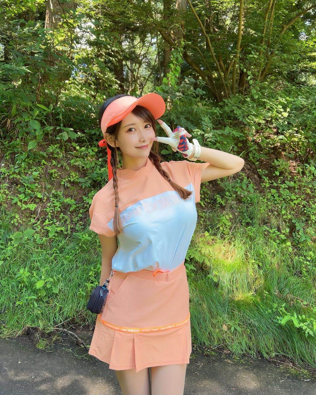 MAYUさんのインスタグラム写真 - (MAYUInstagram)「. オレンジコーデ🍊🧡 . ビタミンカラーでかわいい〜！ 暑くてもテンションあがる🍊✨ @newbalancegolf_japan  バイザーは後ろにリボンがついててかわいいの🎀 . 最近レギュラーからまわってるけど、楽しい⛳️😆🧡 . . #ゴルフ女子#ゴルフ#ゴルフウェア#ゴルフコーデ#ゴルフファッション#ニューバランス#ニューバランスゴルフ#軽井沢#golf#golfwear#golfclub#golfcourse#golflife#golfer#golfgirl#newbalance#newbalancegolf#japan#karuizawa#japanesegirl」7月9日 17時09分 - mayu.kina_golf