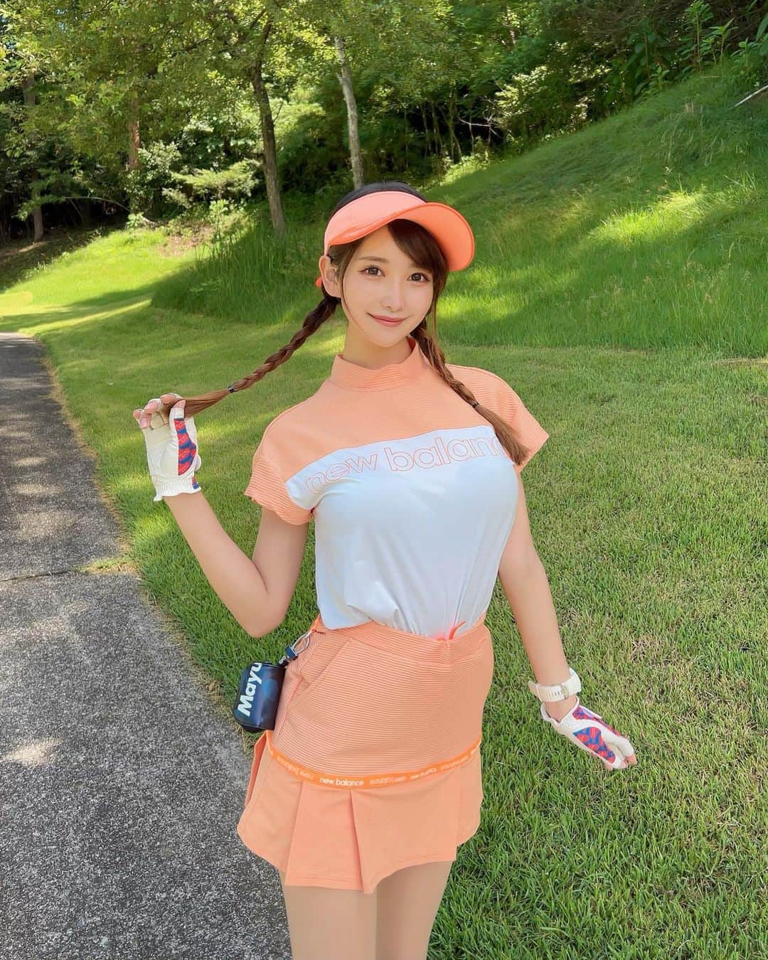 MAYUさんのインスタグラム写真 - (MAYUInstagram)「. オレンジコーデ🍊🧡 . ビタミンカラーでかわいい〜！ 暑くてもテンションあがる🍊✨ @newbalancegolf_japan  バイザーは後ろにリボンがついててかわいいの🎀 . 最近レギュラーからまわってるけど、楽しい⛳️😆🧡 . . #ゴルフ女子#ゴルフ#ゴルフウェア#ゴルフコーデ#ゴルフファッション#ニューバランス#ニューバランスゴルフ#軽井沢#golf#golfwear#golfclub#golfcourse#golflife#golfer#golfgirl#newbalance#newbalancegolf#japan#karuizawa#japanesegirl」7月9日 17時09分 - mayu.kina_golf