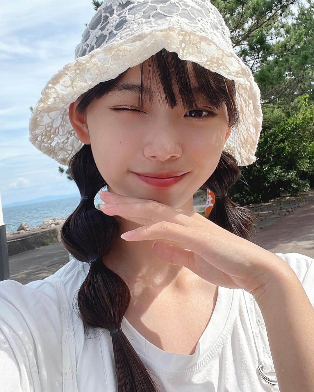 松本麗世さんのインスタグラム写真 - (松本麗世Instagram)「♡ ♡ 白い鳥居が珍しいパワースポット 羽島崎神社 狛犬に触れると縁起が ...