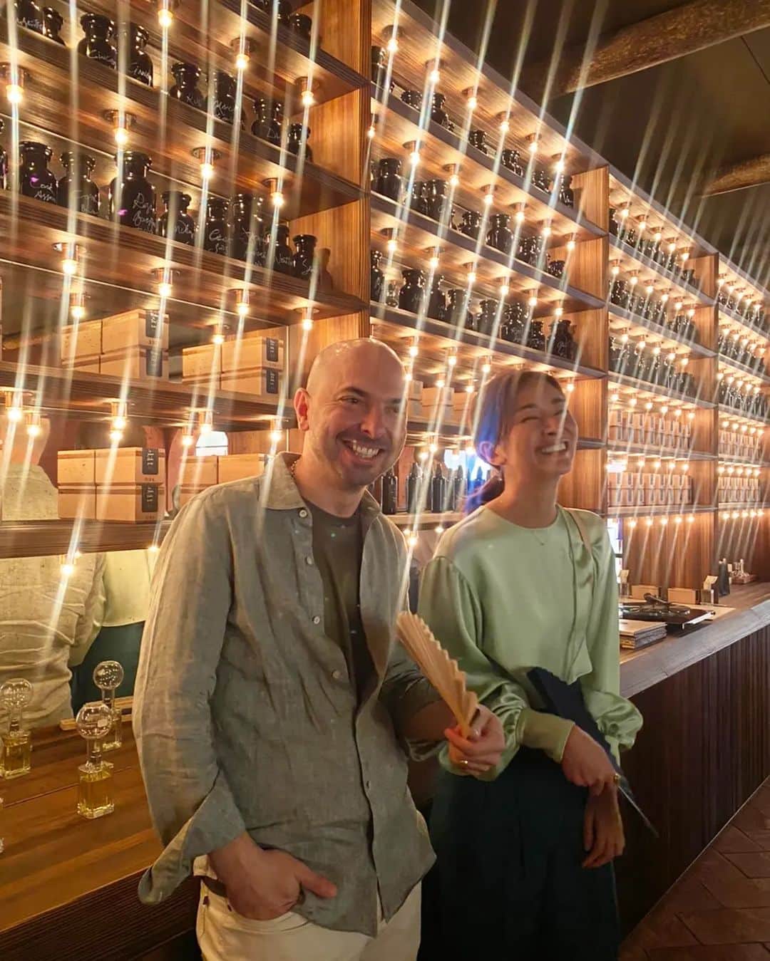 Yoshiko Kris-Webb クリス-ウェブ佳子さんのインスタグラム写真 - (Yoshiko Kris-Webb クリス-ウェブ佳子Instagram)「Happily Reunited at #Fueguia1833 Ginza 大草直子さんと @fueguia1833 の調香師で創設者のジュリアン・ベデルさんと5年ぶりに集合。示し合わせたわけでもないのに、今日も5年前も、3人のカラートーンが合う不思議。 @naokookusa @julianbedel  本日GINZA SIXのお店で求めたのは『マロン(Malón)』という新作。スペイン語で「捕らわれた身の」という意味の官能的な香水『ラ・カウティーバ(La Cautiva)』。それを追う者として創られたのが、力強く生命力に溢れた『マロン』。そんな物語を聞いたら、セットで持っておきたいじゃないと。  パフュームコードはトニックノートが「Patagonian Oud」、ドミナントノートが「Labdanum」、サブドミナントノート「Bio Musk」で、かなりマスキュリンな香り。好き。」7月9日 20時14分 - tokyodame