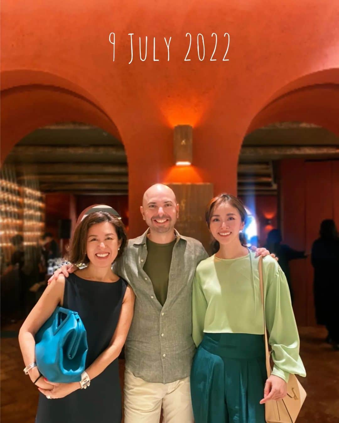Yoshiko Kris-Webb クリス-ウェブ佳子さんのインスタグラム写真 - (Yoshiko Kris-Webb クリス-ウェブ佳子Instagram)「Happily Reunited at #Fueguia1833 Ginza 大草直子さんと @fueguia1833 の調香師で創設者のジュリアン・ベデルさんと5年ぶりに集合。示し合わせたわけでもないのに、今日も5年前も、3人のカラートーンが合う不思議。 @naokookusa @julianbedel  本日GINZA SIXのお店で求めたのは『マロン(Malón)』という新作。スペイン語で「捕らわれた身の」という意味の官能的な香水『ラ・カウティーバ(La Cautiva)』。それを追う者として創られたのが、力強く生命力に溢れた『マロン』。そんな物語を聞いたら、セットで持っておきたいじゃないと。  パフュームコードはトニックノートが「Patagonian Oud」、ドミナントノートが「Labdanum」、サブドミナントノート「Bio Musk」で、かなりマスキュリンな香り。好き。」7月9日 20時14分 - tokyodame