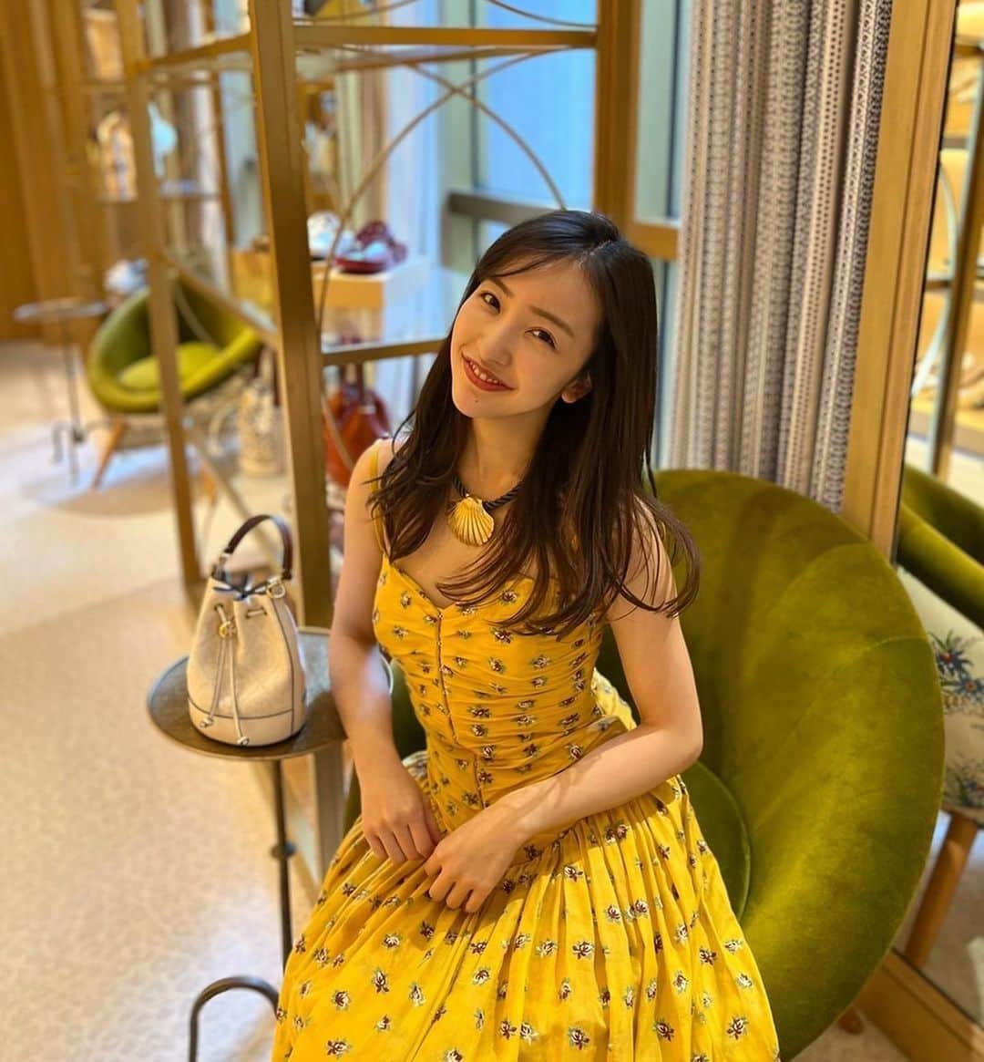 板野友美さんのインスタグラム写真 - (板野友美Instagram)「トリーバーチ銀座店へ🐝 今季の可愛すぎました❤️‍🔥 みんなどれが好き？  @toryburch  #toryburch #トリーバーチ」7月9日 20時20分 - tomo.i_0703