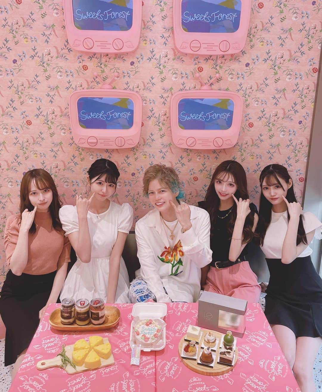 あやちゃんさんのインスタグラム写真 - (あやちゃんInstagram)「SweetsForest🎟🍦🎀🧁💕  レセプションに招待してもらったの🏳️‍⚧️☁️𓈒 𓂂𓏸 めちゃくちゃ可愛いスイーツのお店が沢山入ってるスイーツのフードコートで幸せ空間でした💗  肩のフリルが可愛いこのトップスは #grl のだよꔛ♥  #スイーツフォレスト #スイーツフォレスト自由が丘 #sweetsforest  #スイーツ巡り #東京カフェ #自由が丘カフェ #自由が丘スイーツ #自由が丘グルメ #自由が丘スイーツフォレスト #自由が丘 #ピンクカフェ #トゥンカロン専門店 #mintheim #グレイル」7月9日 20時36分 - aya.you.love.r