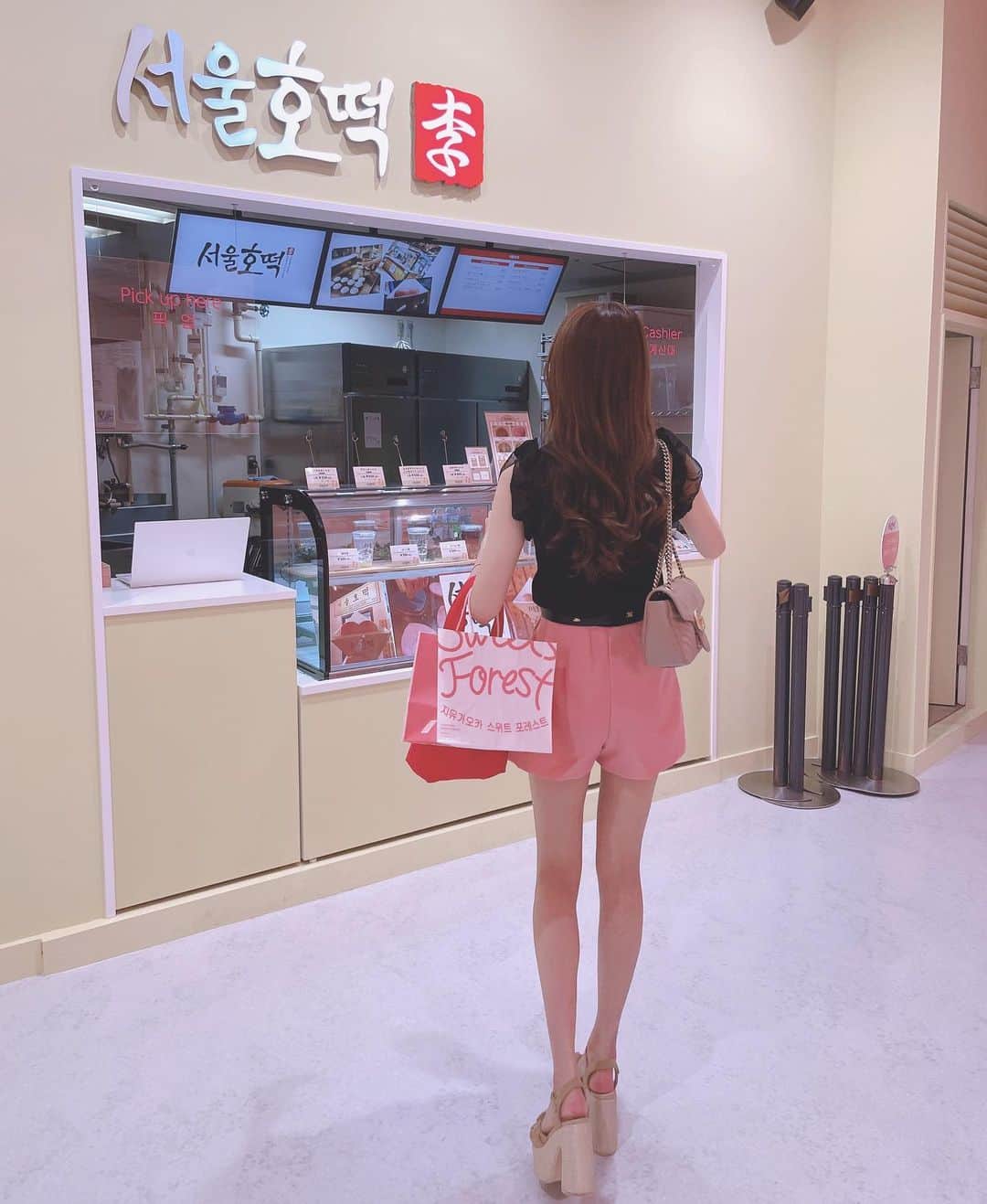 あやちゃんさんのインスタグラム写真 - (あやちゃんInstagram)「SweetsForest🎟🍦🎀🧁💕  レセプションに招待してもらったの🏳️‍⚧️☁️𓈒 𓂂𓏸 めちゃくちゃ可愛いスイーツのお店が沢山入ってるスイーツのフードコートで幸せ空間でした💗  肩のフリルが可愛いこのトップスは #grl のだよꔛ♥  #スイーツフォレスト #スイーツフォレスト自由が丘 #sweetsforest  #スイーツ巡り #東京カフェ #自由が丘カフェ #自由が丘スイーツ #自由が丘グルメ #自由が丘スイーツフォレスト #自由が丘 #ピンクカフェ #トゥンカロン専門店 #mintheim #グレイル」7月9日 20時36分 - aya.you.love.r