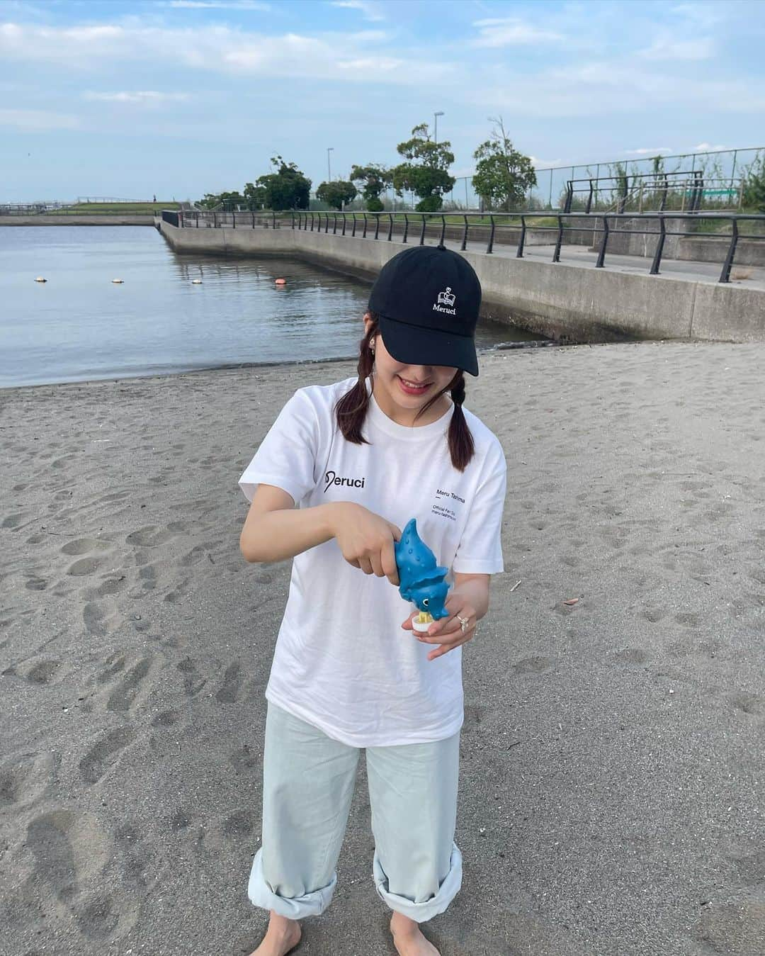 田島芽瑠さんのインスタグラム写真 - (田島芽瑠Instagram)「バックプリント可愛い😍  明日までMeruci♡Tシャツ&キャップ予約受付中です！普通に可愛くて普段着にしちゃってますっ😂  海にめる装備で行っても映える✨ 明日までしかゲット出来ないので皆さんお揃いしましょ〜🫶 （私が着ているのはMサイズです）  ストーリーにリンクを貼っています✌️ 田島芽瑠公式ファンクラブのサイトからグッズ購入ページに行けますので検索してみてくださいっ✨」7月9日 20時38分 - meru_chan_official