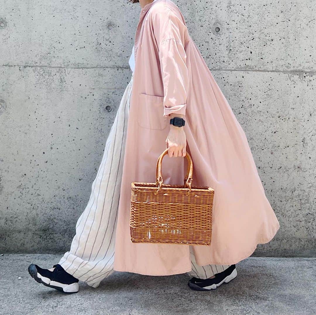 ryokoさんのインスタグラム写真 - (ryokoInstagram)「▪︎  白コーデにピンクのローブを羽織りました  .  robe #harvesty tee #hanes  bottoms #harvesty shoes #nike」7月9日 20時44分 - ryo___ka