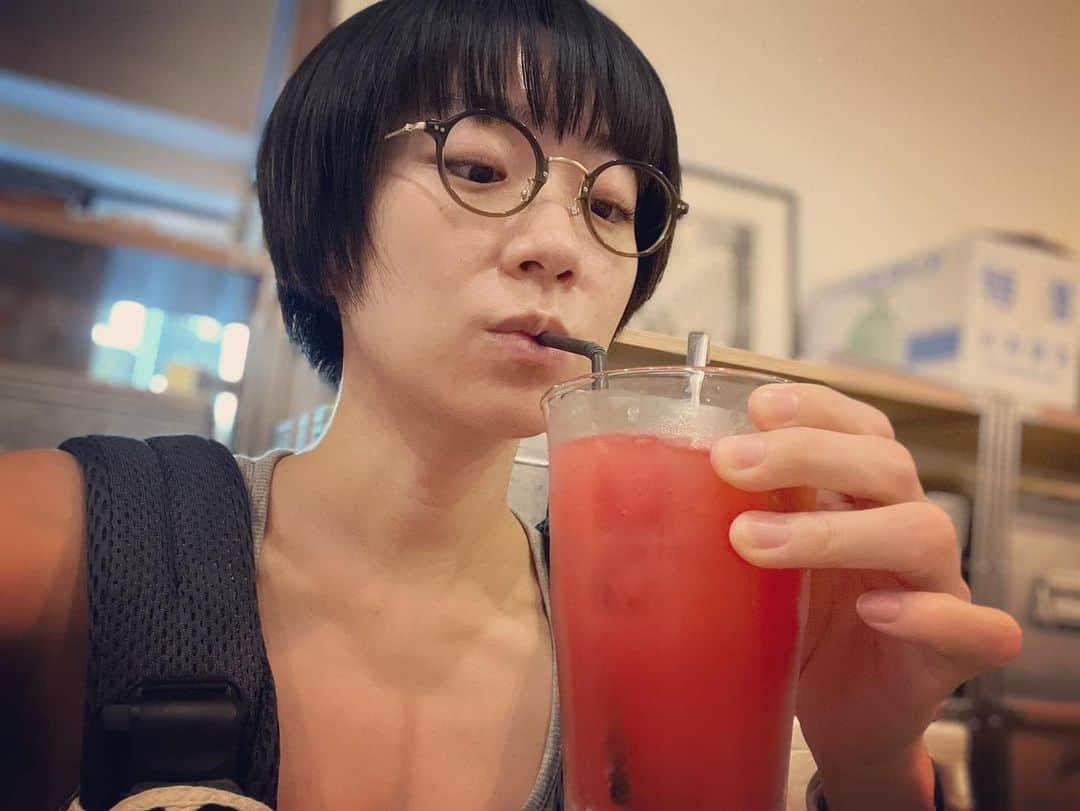 時東ぁみさんのインスタグラム写真 - (時東ぁみInstagram)「夏だよっ！！ ・ スイカソーダいただきっ🍉 初めて見たんだけど、よくあるのかな！？？ 美味しかったー☆ ・ 何かの影で胸筋みたいな線入ってる…www ・ #時東ぁみ #スイカ #すいか #🍉 #スイカソーダ #知ってる ？ #美味しかった #夏 #summer #影 #胸筋 ！？w」7月9日 21時04分 - amitokito