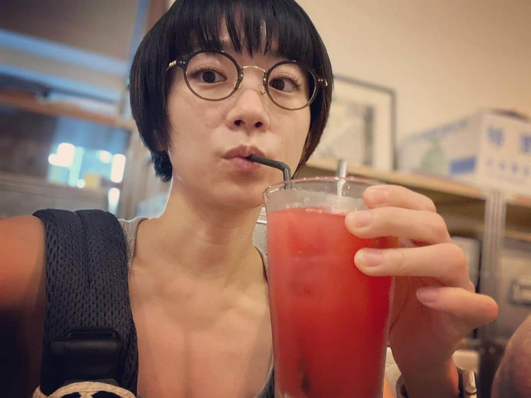 時東ぁみさんのインスタグラム写真 - (時東ぁみInstagram)「夏だよっ！！ ・ スイカソーダいただきっ🍉 初めて見たんだけど、よくあるのかな！？？ 美味しかったー☆ ・ 何かの影で胸筋みたいな線入ってる…www ・ #時東ぁみ #スイカ #すいか #🍉 #スイカソーダ #知ってる ？ #美味しかった #夏 #summer #影 #胸筋 ！？w」7月9日 21時04分 - amitokito