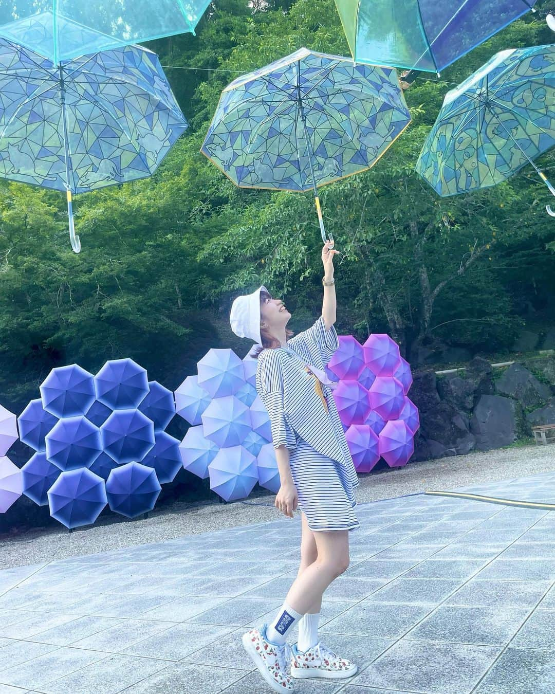 ぱいぱいでか美さんのインスタグラム写真 - (ぱいぱいでか美Instagram)「浜松(静岡)旅行その2☂️ . ちょっと前に地元の友達と行った静岡旅行！ 友達が車を出してくれたので(大感謝) 袋井の法多山もいきました⛰ みんな前厄なので尊永寺で行ったよ〜 お参りして厄除け御守りちゃんと買いました✌🏻 尊永寺に辿り着くまでにもいろんなスポットがあって 帰りにいろいろ見ながらくだるのが楽しかった〜 とくにこの傘を使った紫陽花とモニュメントは 素敵でした！！！！！ お団子も食べた〜🍡 . #浜松旅行 #静岡 #袋井 #法多山 #尊永寺 #厄除け #厄除けだんご #でか美ちゃん」7月9日 21時16分 - paipaidekami