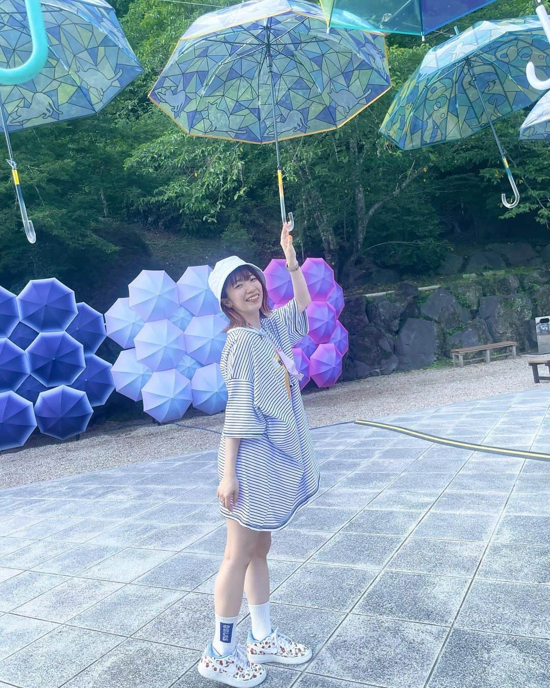 ぱいぱいでか美さんのインスタグラム写真 - (ぱいぱいでか美Instagram)「浜松(静岡)旅行その2☂️ . ちょっと前に地元の友達と行った静岡旅行！ 友達が車を出してくれたので(大感謝) 袋井の法多山もいきました⛰ みんな前厄なので尊永寺で行ったよ〜 お参りして厄除け御守りちゃんと買いました✌🏻 尊永寺に辿り着くまでにもいろんなスポットがあって 帰りにいろいろ見ながらくだるのが楽しかった〜 とくにこの傘を使った紫陽花とモニュメントは 素敵でした！！！！！ お団子も食べた〜🍡 . #浜松旅行 #静岡 #袋井 #法多山 #尊永寺 #厄除け #厄除けだんご #でか美ちゃん」7月9日 21時16分 - paipaidekami