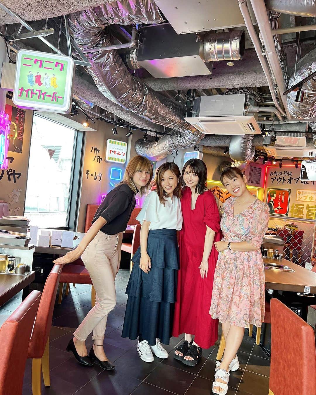 庄司ゆうこさんのインスタグラム写真 - (庄司ゆうこInstagram)「昨年秋にオープンしたA5和牛食べ放題店「和牛放題の殿堂 秋葉原 肉屋横丁」の2号店が渋谷にオープンしたという事でママ友のかおりちゃん、かなみちゃん、ななちゃんと行ってきましたぁー❣️ むちゃくちゃ美味しくて焼肉食べ放題でコスパ最強！！ ショーケースからみんなで選ぶのが楽しかったなぁ☺️ ランチだからたくさん食べても罪悪感なしということでガンガン注文した。笑 〆の冷麺も私好みでデザートのプリンもストローで食べるプリンだったからペロリと頂きました❤️ 店内も明るくて、昭和レトロの雰囲気やネオン街の作りになっていてテンション上がる⤴️ 店内の動画は最後にアップしてます✨ トイレまでオシャレでした。笑 また行きたぁーい⭐️ @udagawa_nikuyoko  #宇田川#宇田川肉屋横丁 #焼肉#焼肉ランチ#渋谷#渋谷グルメ#肉食女子 #肉食#お肉#お肉大好き #お肉好きな人と繋がりたい#ママ友#みんな#元グラビアアイドル#女の子ママ#男の子ママ」7月9日 22時10分 - yuko.shoji