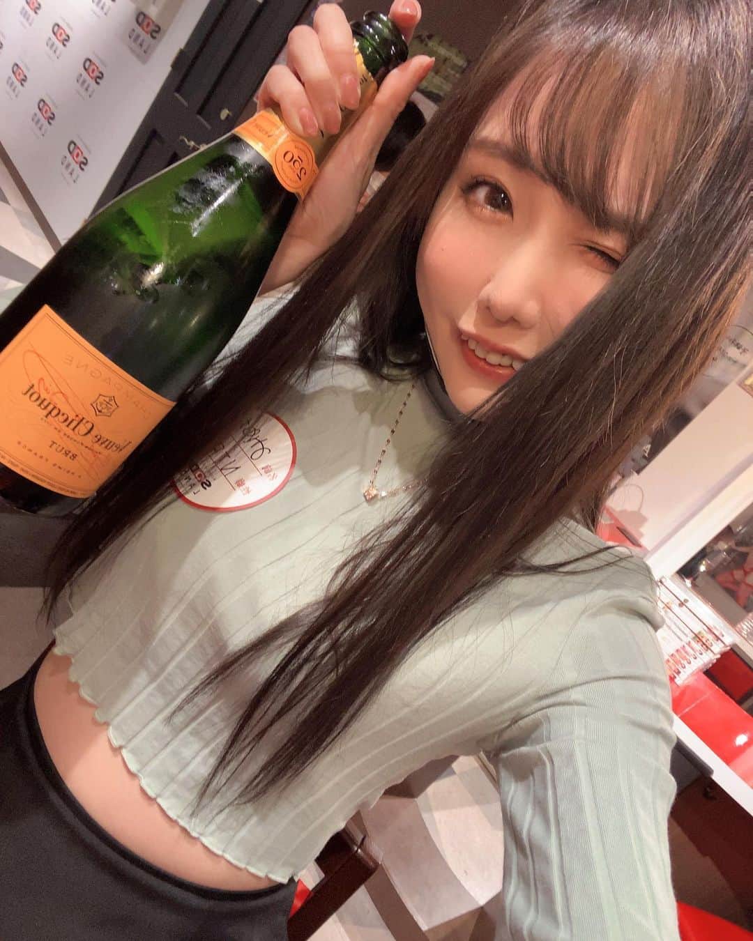 稲森美優さんのインスタグラム写真 - (稲森美優Instagram)「#sodland 初めて行ってきたあ！  急遽天川そらゲスト出勤って、当日始まる2時間前に知って、後ろあったからどうしようと思いながらダッシュで顔出してきたっ！😭 会えてよかったあ❤️！！  シャンパンでよろこんでるみゆちとそらち。  最近、いろんな人のイベント巡りしたい気分すぎて、 多分きませんかー？！って言ってくれたら気分で全然行くので逆に教えて欲しいですっっ！ うんぱいちゃんの写真集とかまひたんの写真集とか、カヲたんの写真集とか！？いきたかた！ とにかくたくさんイベント回りたい！オタクになりたいっ！  洋服の展示会も行きたいっ！ わあー！！！😂 こすほりもコミケも出たいっっ #anime #コスプレ #グラビア #sexy #gravure #サブカル #adult #cosplayer #subculture #かわいい #ファッション #モデル #幸せ #イベント #笑顔 #カジュアル #スカート #ライフスタイル #ドレス #写真集」7月10日 3時13分 - miyuuinamori