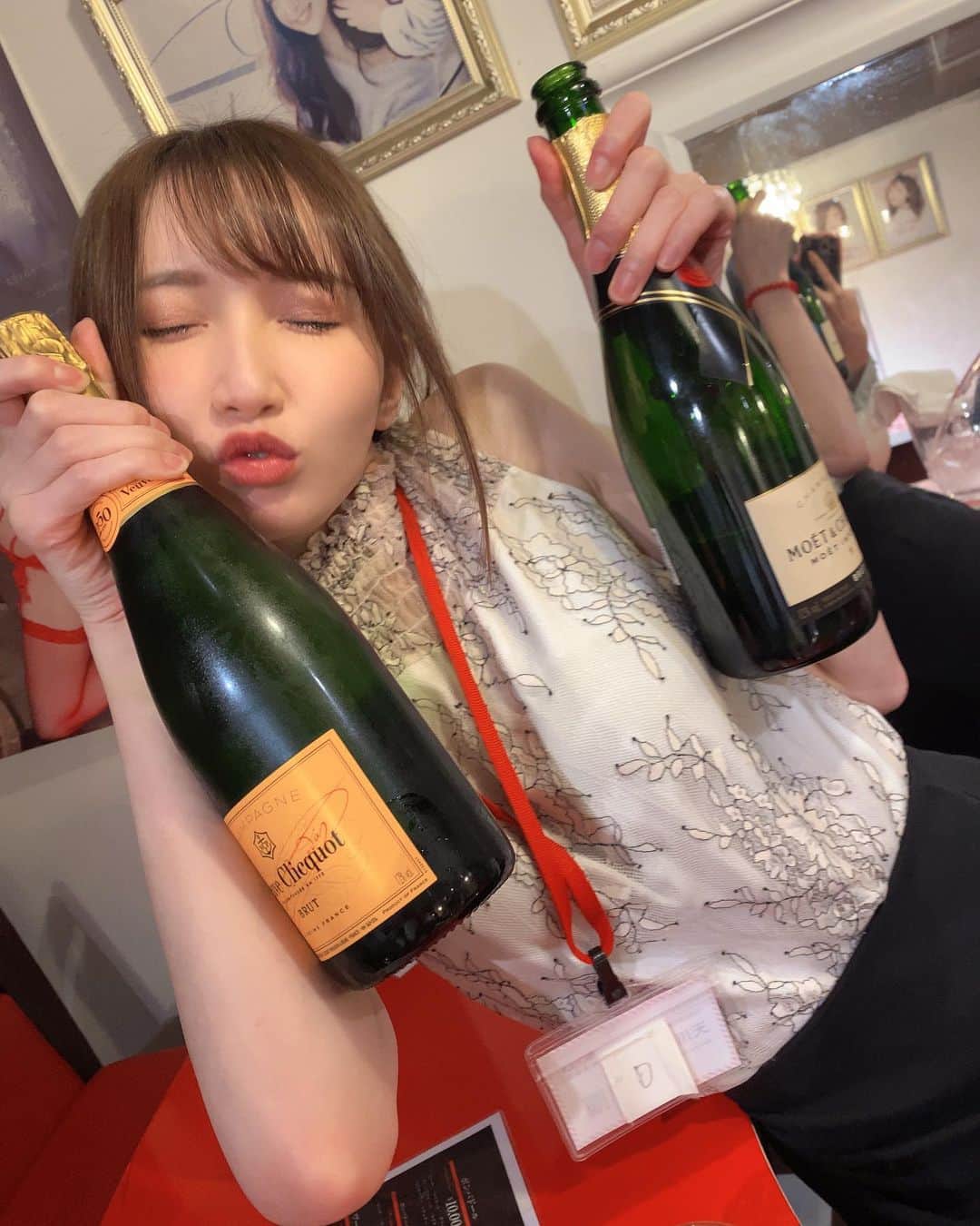 稲森美優さんのインスタグラム写真 - (稲森美優Instagram)「#sodland 初めて行ってきたあ！  急遽天川そらゲスト出勤って、当日始まる2時間前に知って、後ろあったからどうしようと思いながらダッシュで顔出してきたっ！😭 会えてよかったあ❤️！！  シャンパンでよろこんでるみゆちとそらち。  最近、いろんな人のイベント巡りしたい気分すぎて、 多分きませんかー？！って言ってくれたら気分で全然行くので逆に教えて欲しいですっっ！ うんぱいちゃんの写真集とかまひたんの写真集とか、カヲたんの写真集とか！？いきたかた！ とにかくたくさんイベント回りたい！オタクになりたいっ！  洋服の展示会も行きたいっ！ わあー！！！😂 こすほりもコミケも出たいっっ #anime #コスプレ #グラビア #sexy #gravure #サブカル #adult #cosplayer #subculture #かわいい #ファッション #モデル #幸せ #イベント #笑顔 #カジュアル #スカート #ライフスタイル #ドレス #写真集」7月10日 3時13分 - miyuuinamori