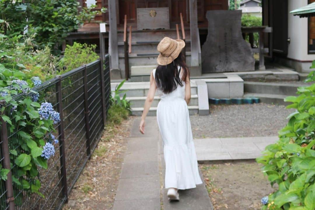前野えまさんのインスタグラム写真 - (前野えまInstagram)「お散歩の途中に立ち寄った公園の中に素敵な神社が！⛩ これから始まるお仕事の成功をお参りしてきました🍀 ・ ・ #お散歩フォト #公園フォト #厳島神社 #週末の過ごし方 #19歳 #ポートレート   #walkphotography #parkphotography #shrine #itsukushima #nineteen #offshot  #girlportrait #actress #actor #girl #photography #portrait #japanesegirl #portraitphotography #daily_phot_jpn #japan_daytime_view」7月10日 8時31分 - maeno_ema
