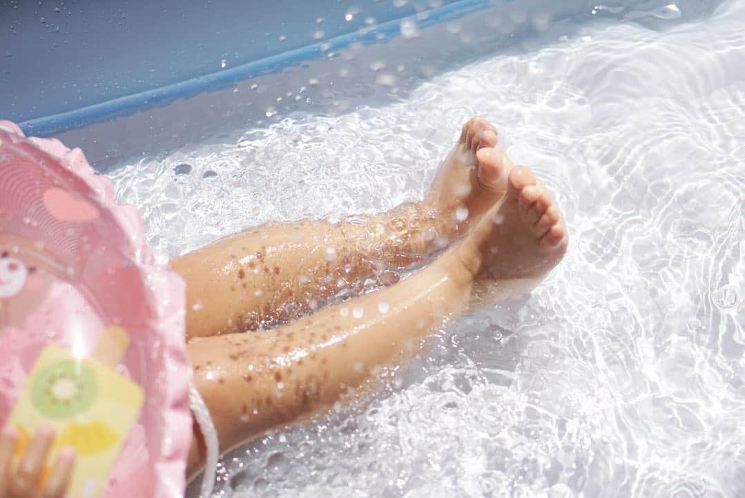 kozue._.picさんのインスタグラム写真 - (kozue._.picInstagram)「. . プール開き！ 夏休みに向けて、ベランダにも置けるプールを購入しました。 それと浮き輪やプールを簡単に膨らませることができる小さなエアーポンプも購入。 . この暑い中、公園にも行けないしお出掛けも大変なので…こうしておうちで遊んでくれるのは本当にありがたい。 この夏は水遊びいっぱい楽しもう♩ . . . 愛用品は楽天roomに載せています。 @kozue._.pic  . #シンプルな暮らし#持ちすぎない暮らし#子どものいる暮らし#こどもと暮らす#すっきり暮らす#ミニマルな暮らし#シンプルライフ#丁寧な暮らし#賃貸暮らし#社宅暮らし#ミニマリスト#整理整頓#ベランダ#ベランダプール#おうちあそび#エアーポンプ#キャンプ道具」7月10日 9時37分 - kozue._.pic