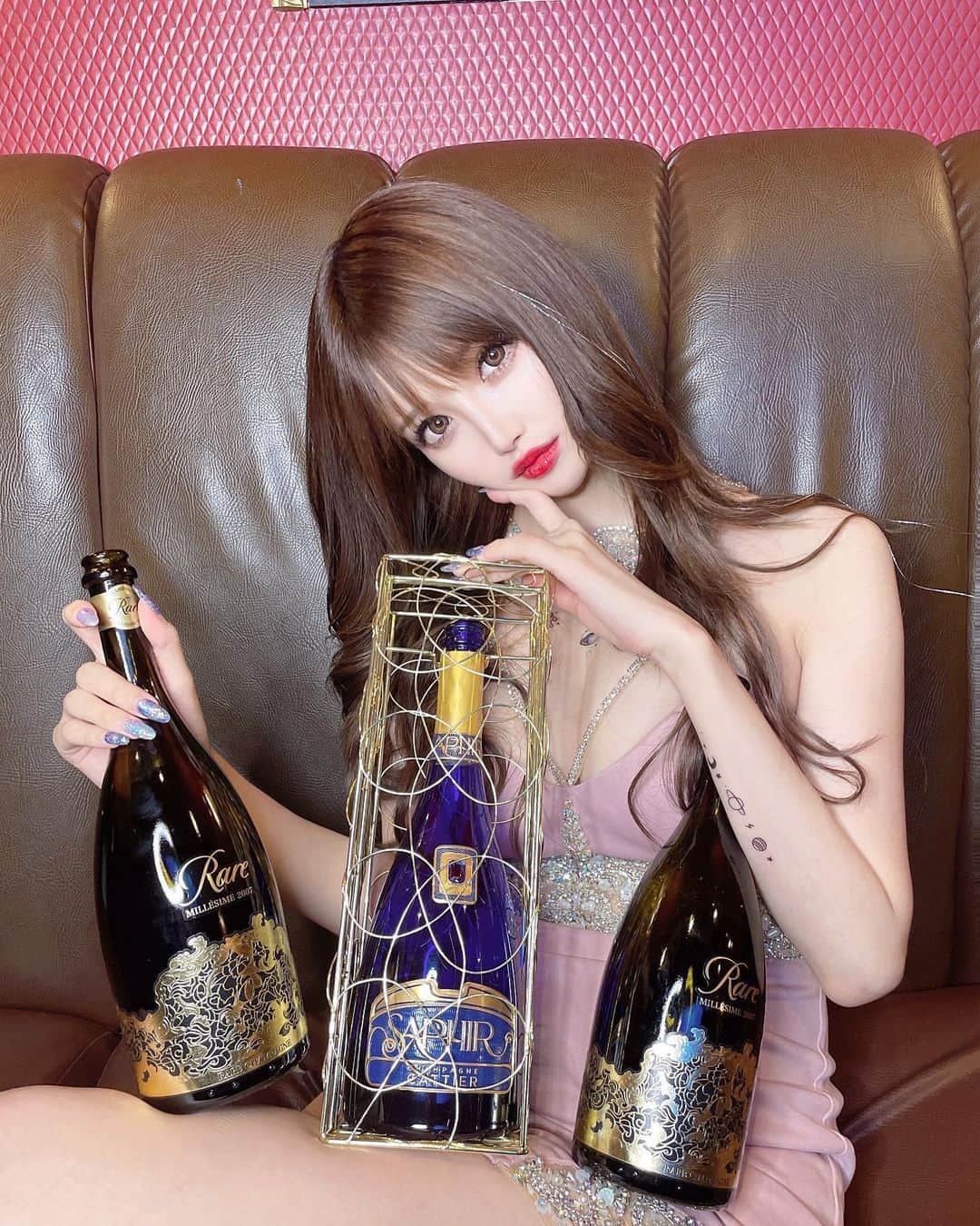 桜咲乃愛さんのインスタグラム写真 - (桜咲乃愛Instagram)「@champagne_cattier_japan   クイーンレア👑とサファイアゴールド💎🍾🥂💓  世界でいちばんお姫様🥰💕✨  #シャンパン#シャンパン大好き#CATIA#キャティア#クイーンレア#サファイアゴールド#キャバ嬢#歌舞伎町#歌舞伎町キャバ嬢#桜咲乃愛#ボディメイク #スタイルキープ#宇宙#tattoo」7月10日 9時45分 - noasama1101