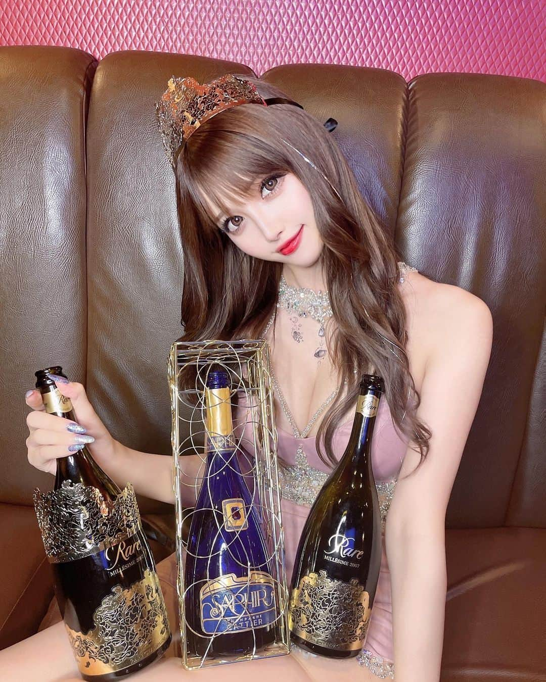 桜咲乃愛さんのインスタグラム写真 - (桜咲乃愛Instagram)「@champagne_cattier_japan   クイーンレア👑とサファイアゴールド💎🍾🥂💓  世界でいちばんお姫様🥰💕✨  #シャンパン#シャンパン大好き#CATIA#キャティア#クイーンレア#サファイアゴールド#キャバ嬢#歌舞伎町#歌舞伎町キャバ嬢#桜咲乃愛#ボディメイク #スタイルキープ#宇宙#tattoo」7月10日 9時45分 - noasama1101