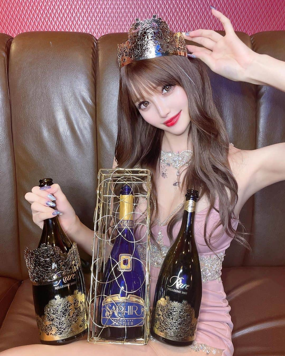 桜咲乃愛さんのインスタグラム写真 - (桜咲乃愛Instagram)「@champagne_cattier_japan   クイーンレア👑とサファイアゴールド💎🍾🥂💓  世界でいちばんお姫様🥰💕✨  #シャンパン#シャンパン大好き#CATIA#キャティア#クイーンレア#サファイアゴールド#キャバ嬢#歌舞伎町#歌舞伎町キャバ嬢#桜咲乃愛#ボディメイク #スタイルキープ#宇宙#tattoo」7月10日 9時45分 - noasama1101