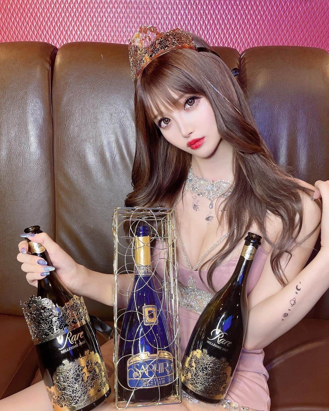 桜咲乃愛さんのインスタグラム写真 - (桜咲乃愛Instagram)「@champagne_cattier_japan   クイーンレア👑とサファイアゴールド💎🍾🥂💓  世界でいちばんお姫様🥰💕✨  #シャンパン#シャンパン大好き#CATIA#キャティア#クイーンレア#サファイアゴールド#キャバ嬢#歌舞伎町#歌舞伎町キャバ嬢#桜咲乃愛#ボディメイク #スタイルキープ#宇宙#tattoo」7月10日 9時45分 - noasama1101